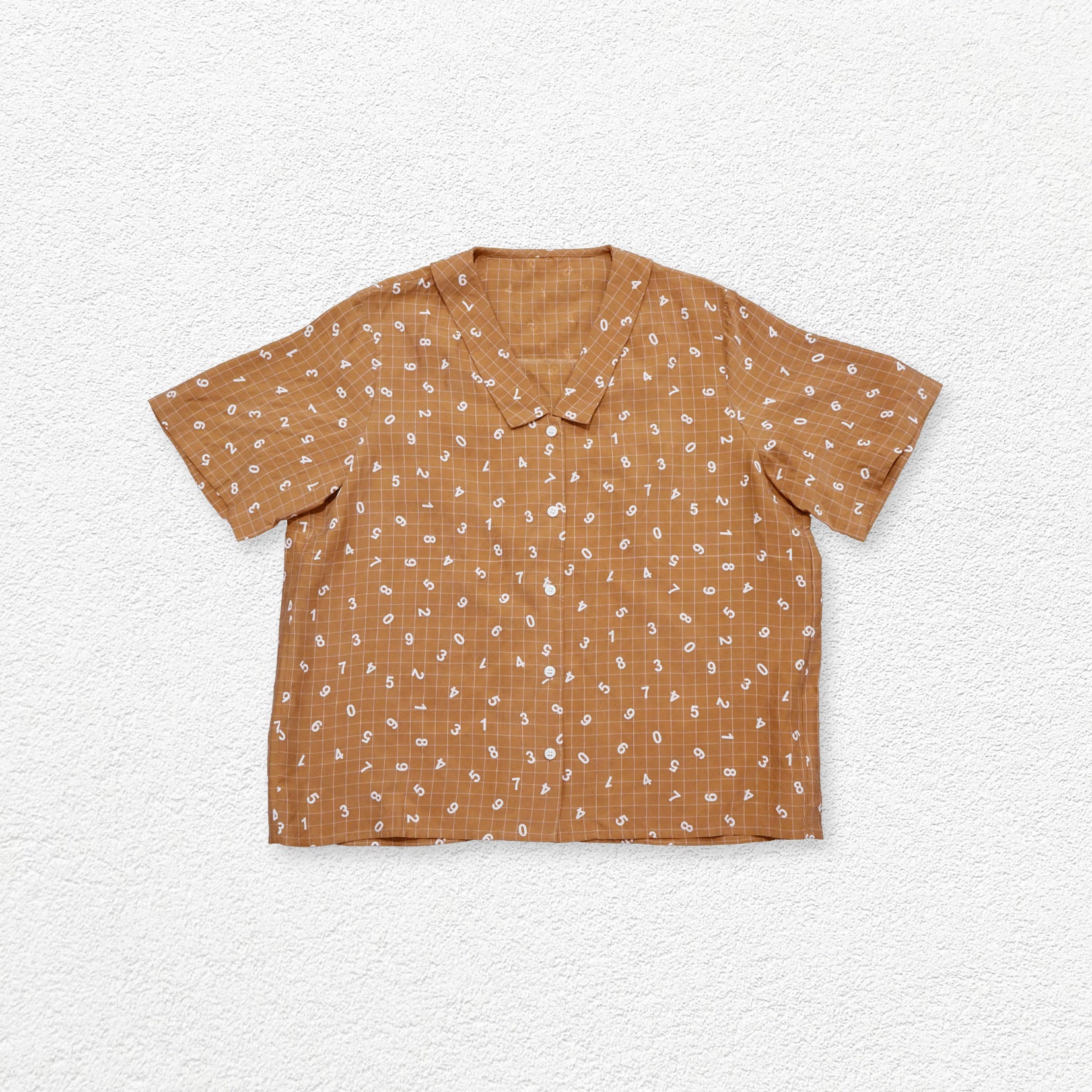 Number print loose shirt - caramel
