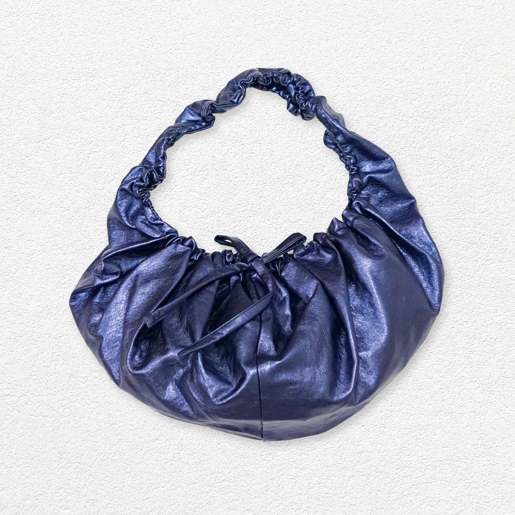 Vegan leather circular shoulder bag - metallic blue