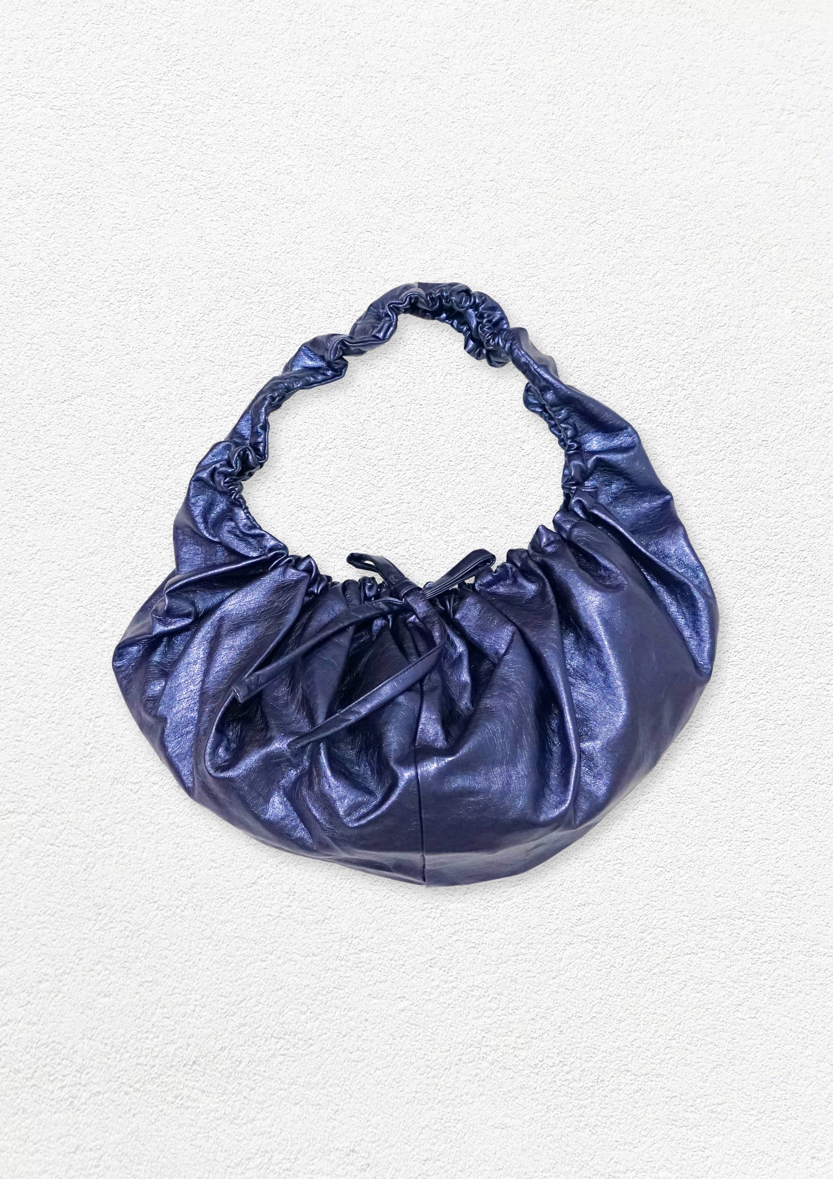 Vegan leather circular shoulder bag - metallic blue