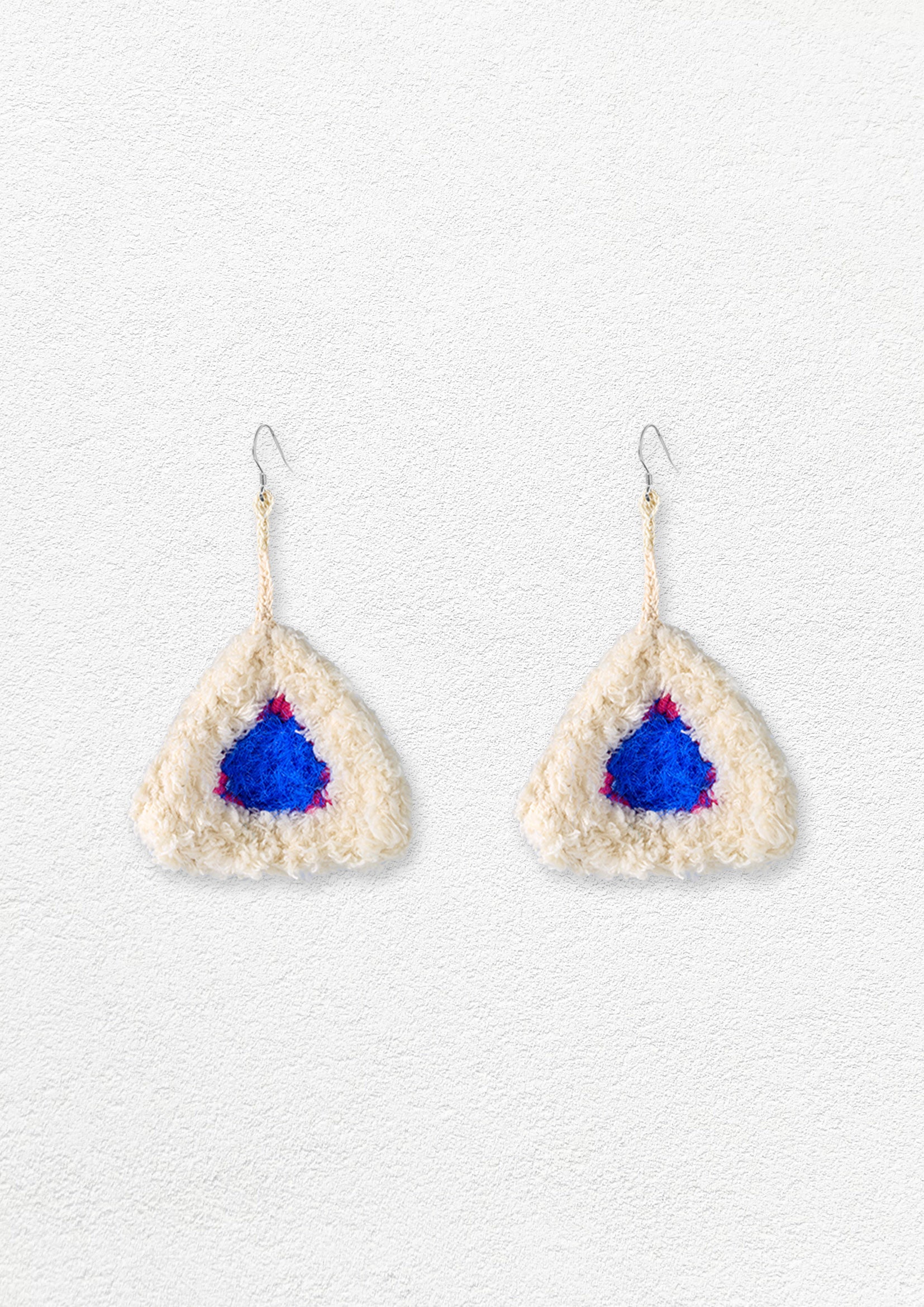 Fluffy triangle crochet earrings - white & blue