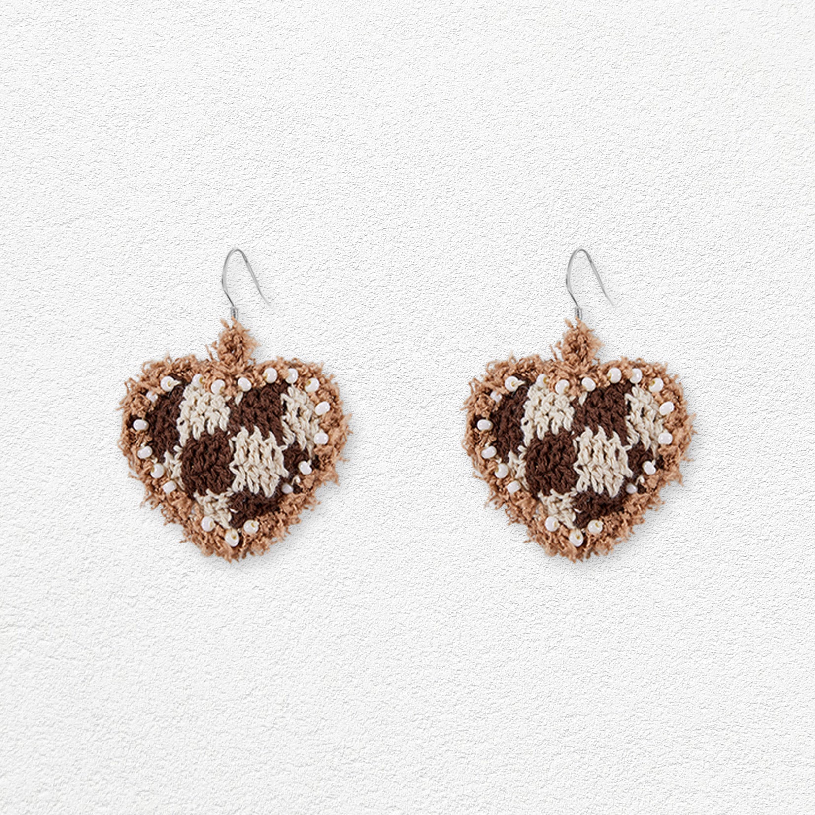 Checkerboard heart crochet earrings - caramel