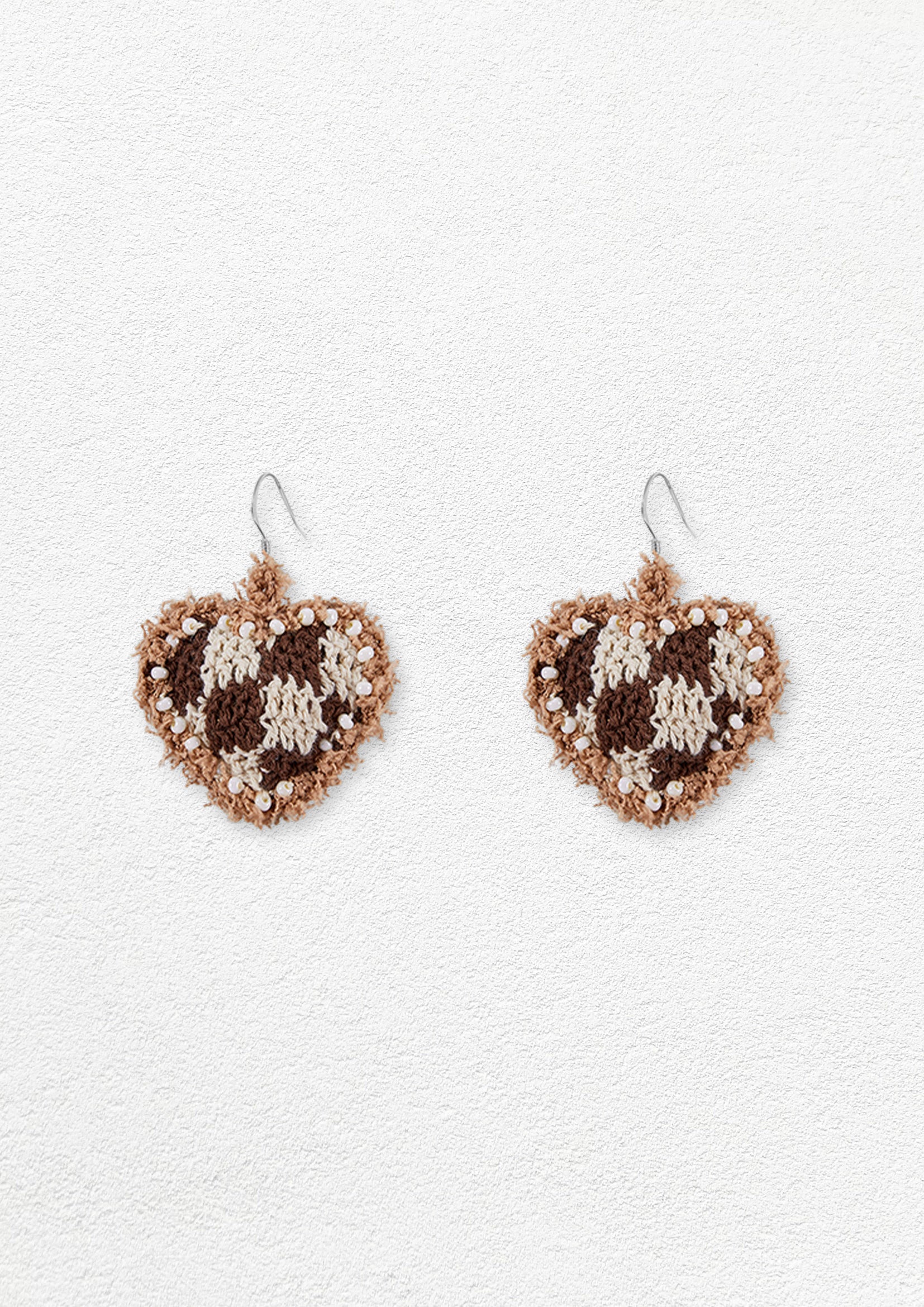 Checkerboard heart crochet earrings - caramel