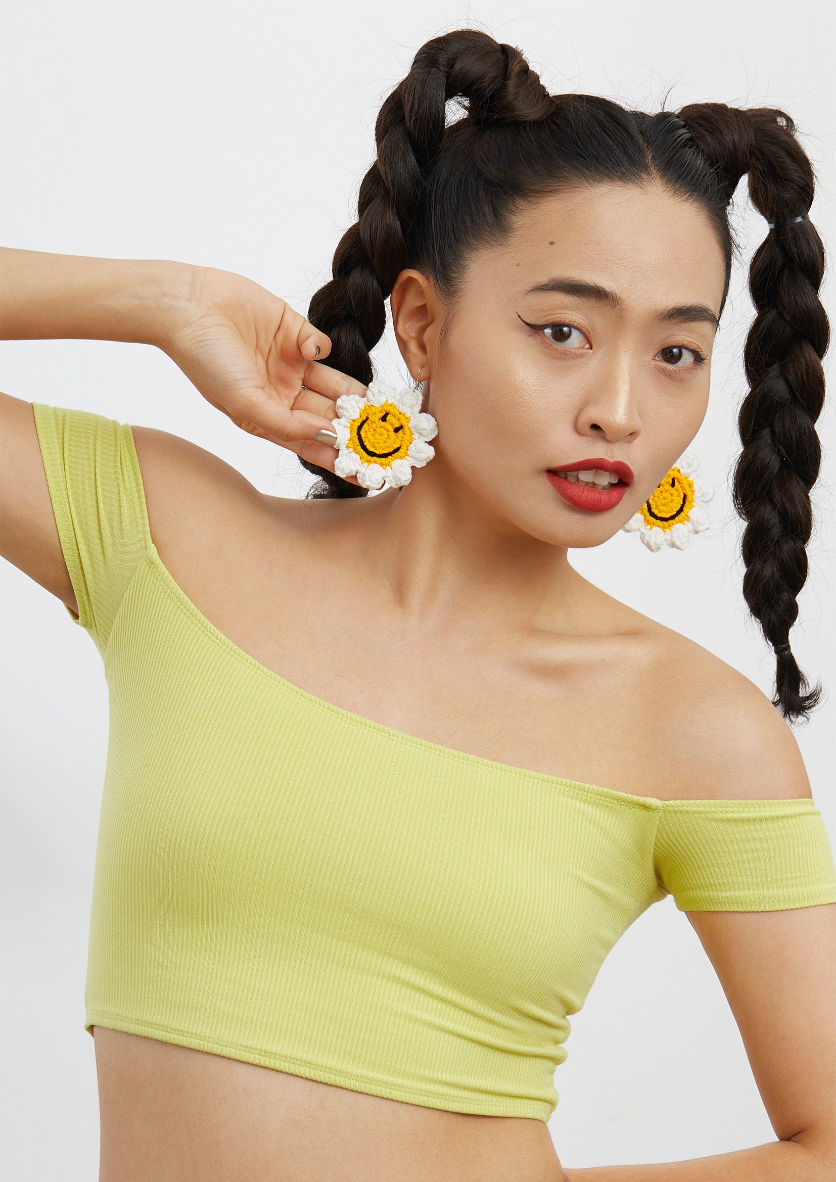 Smiley sunflower crochet earrings - yellow