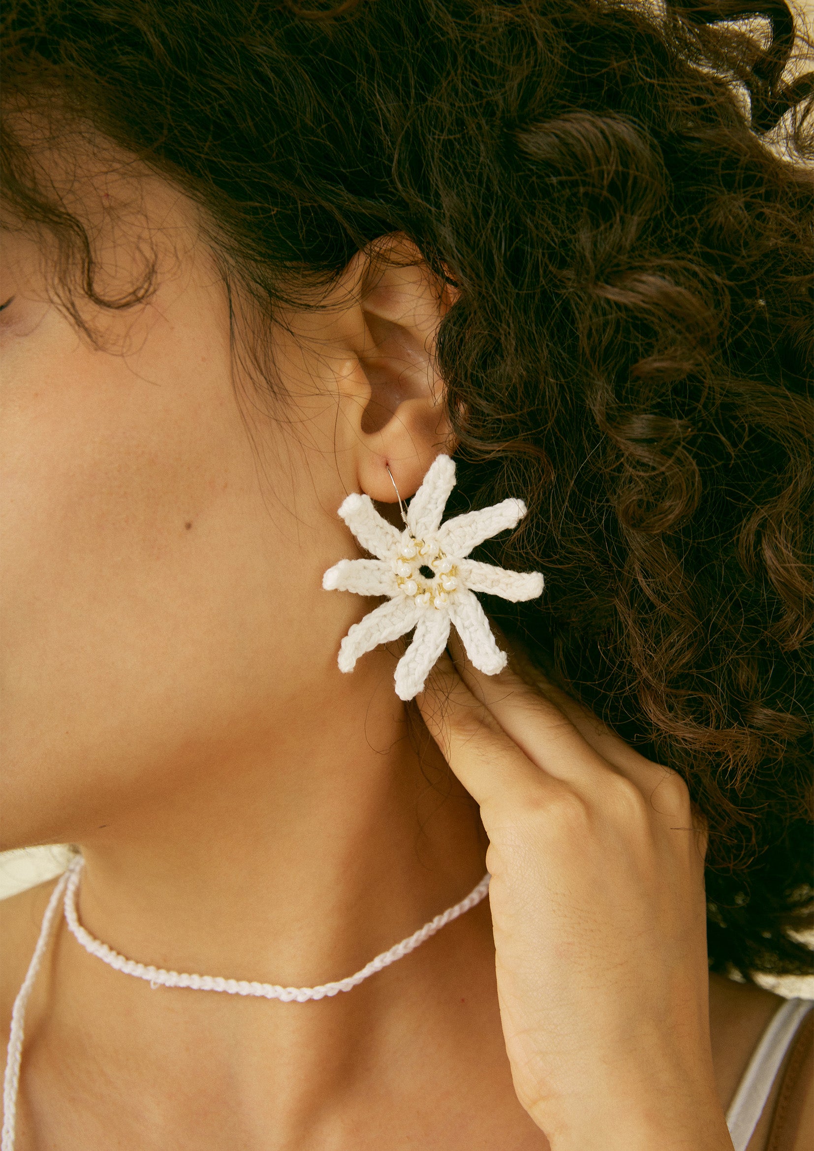 Angelica flower crochet earrings - white