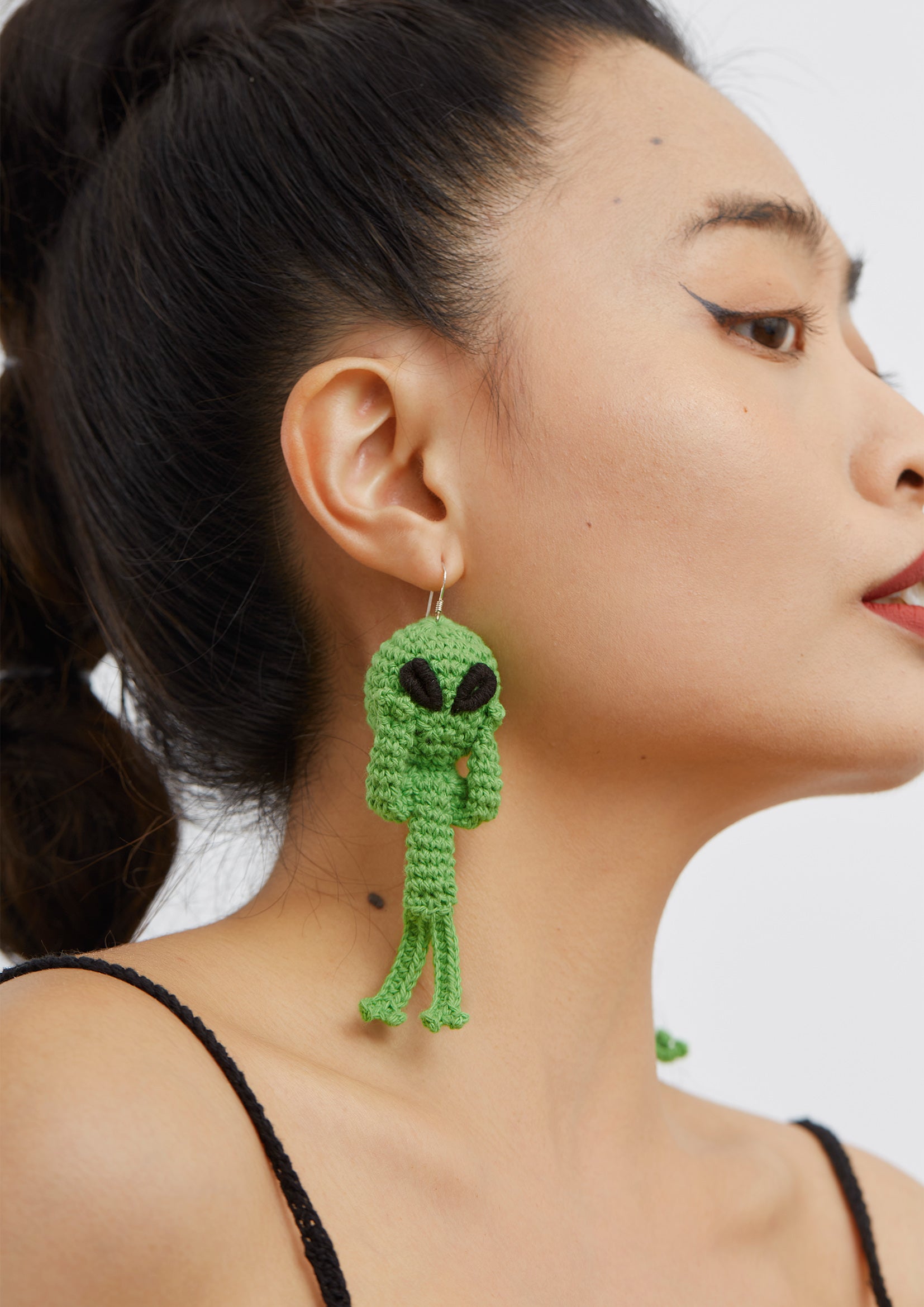 Alien crochet earrings - green