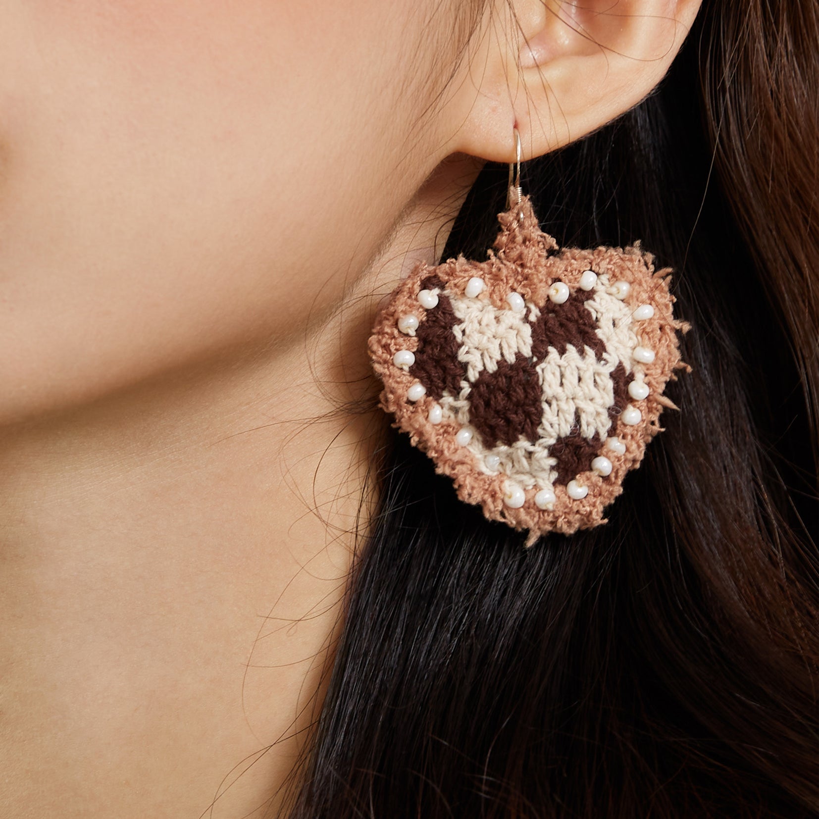 Checkerboard heart crochet earrings - caramel