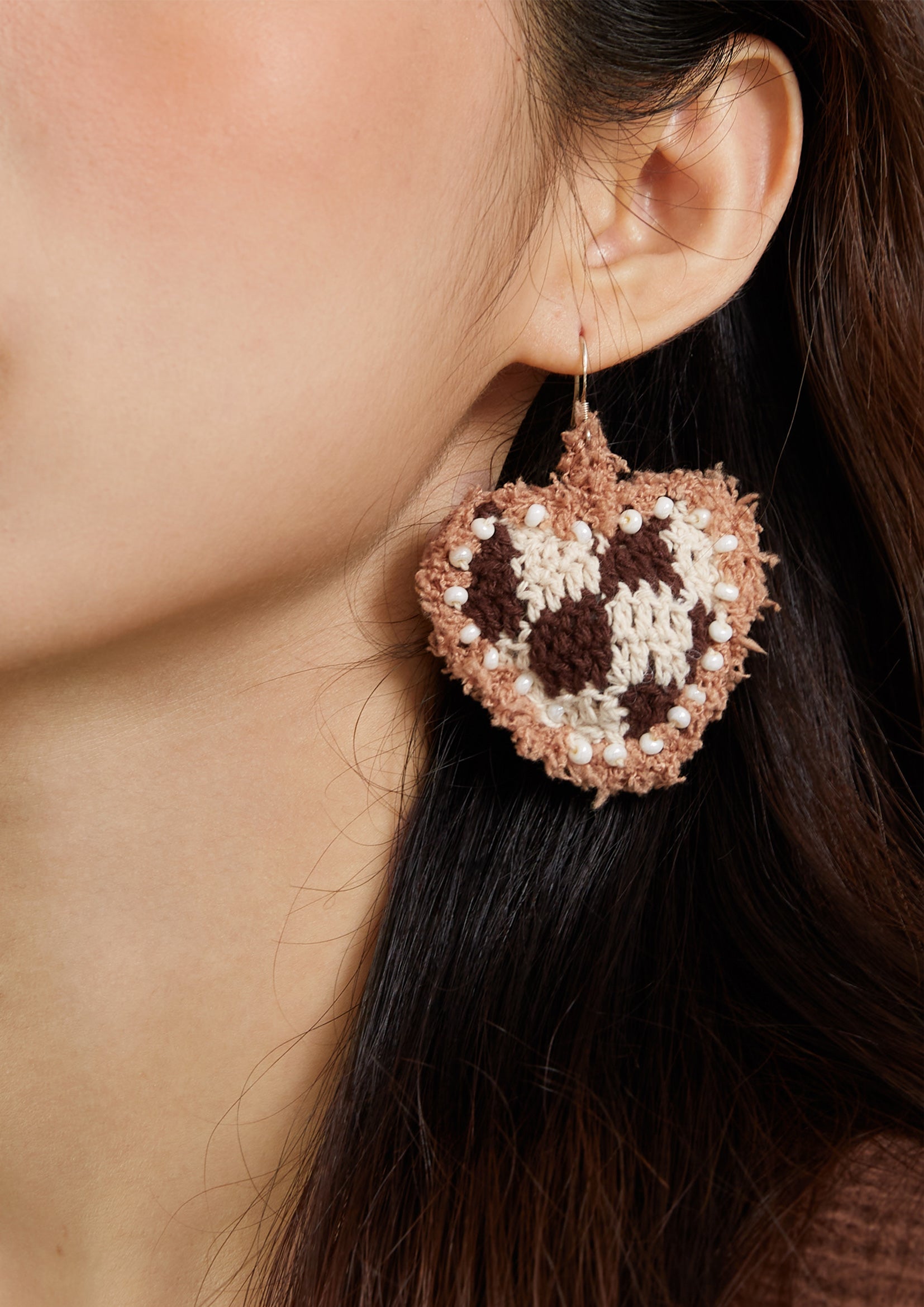 Checkerboard heart crochet earrings - caramel