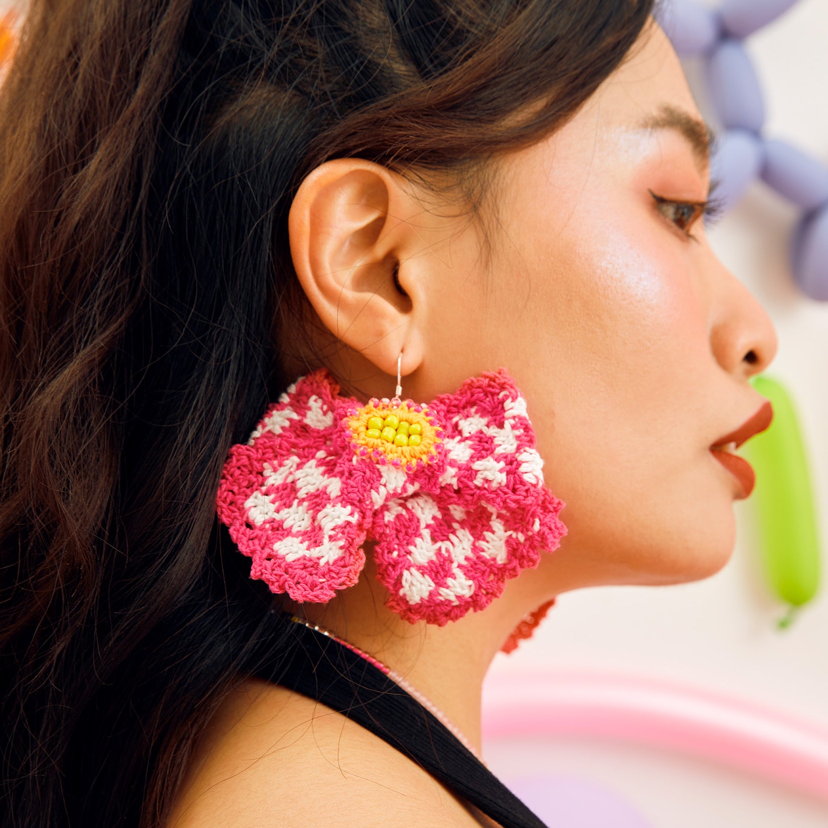 Checkerboard bow crochet earrings - pink