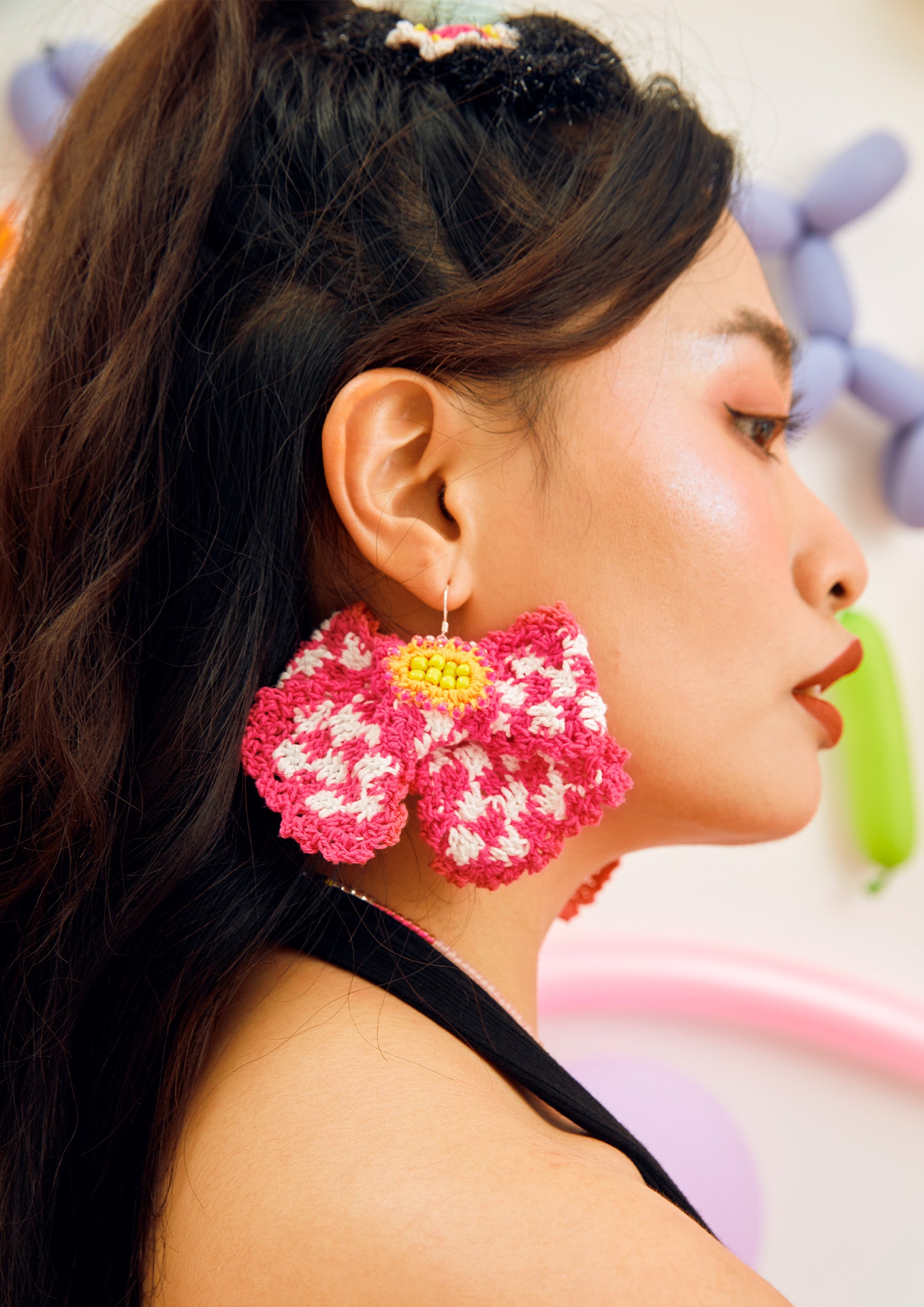 Checkerboard bow crochet earrings - pink