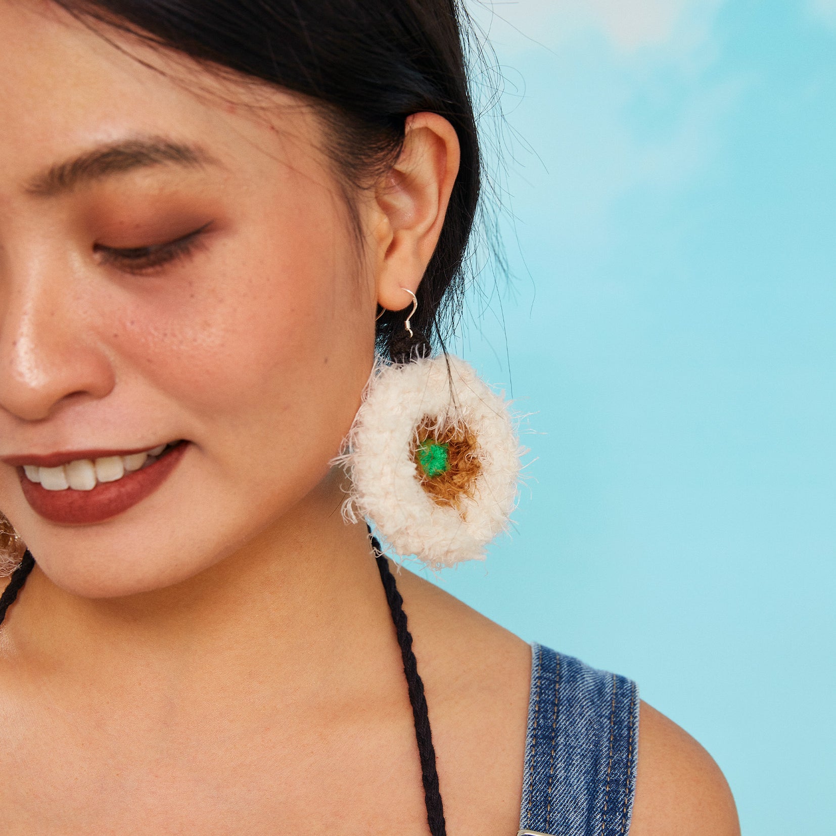 Fluffy circle crochet earrings - cream