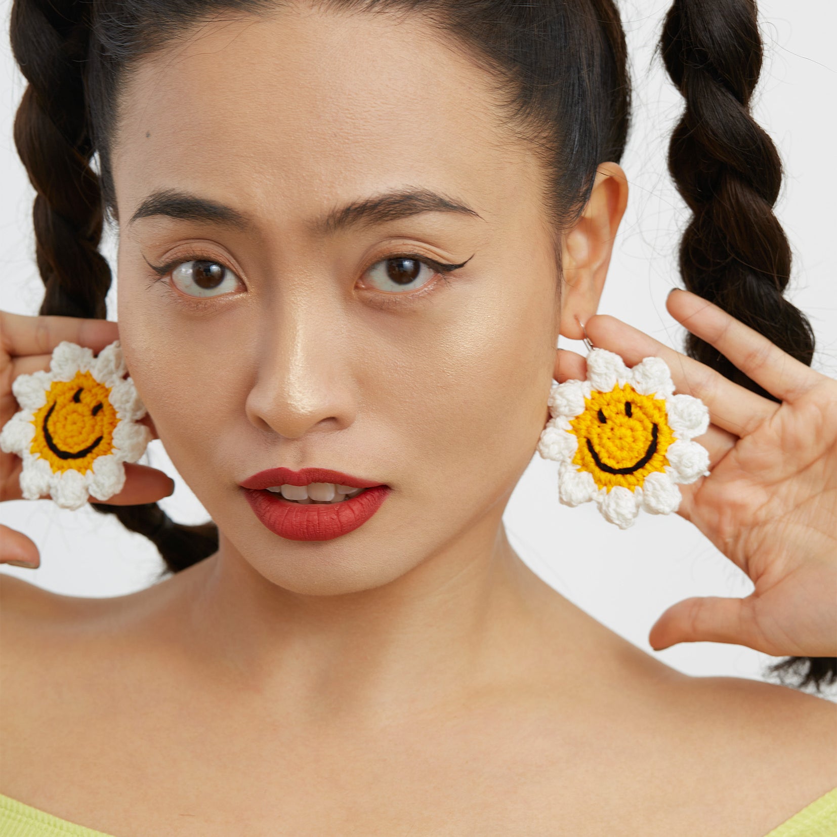 Smiley sunflower crochet earrings - yellow