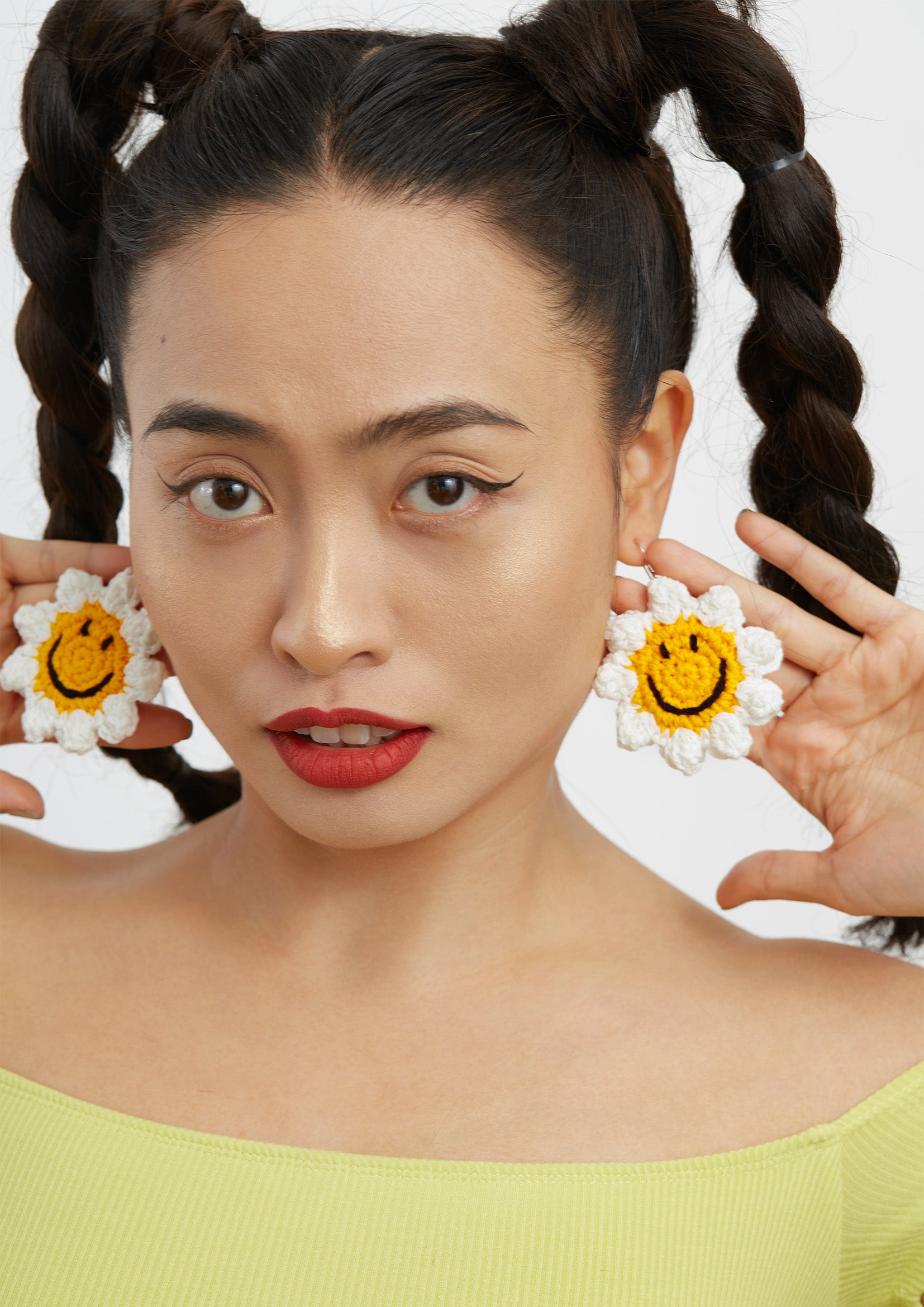 Smiley sunflower crochet earrings - yellow