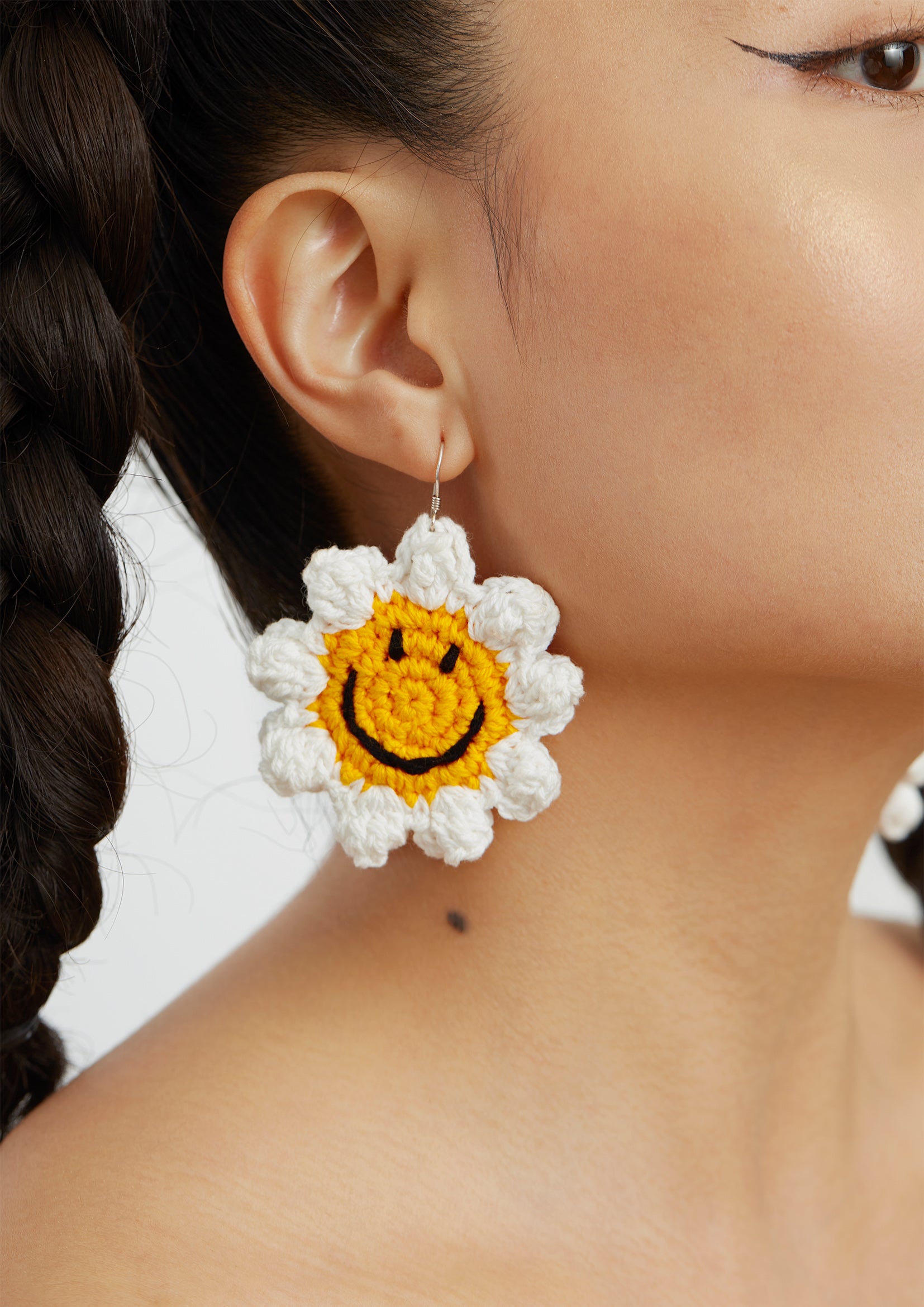 Smiley sunflower crochet earrings - yellow