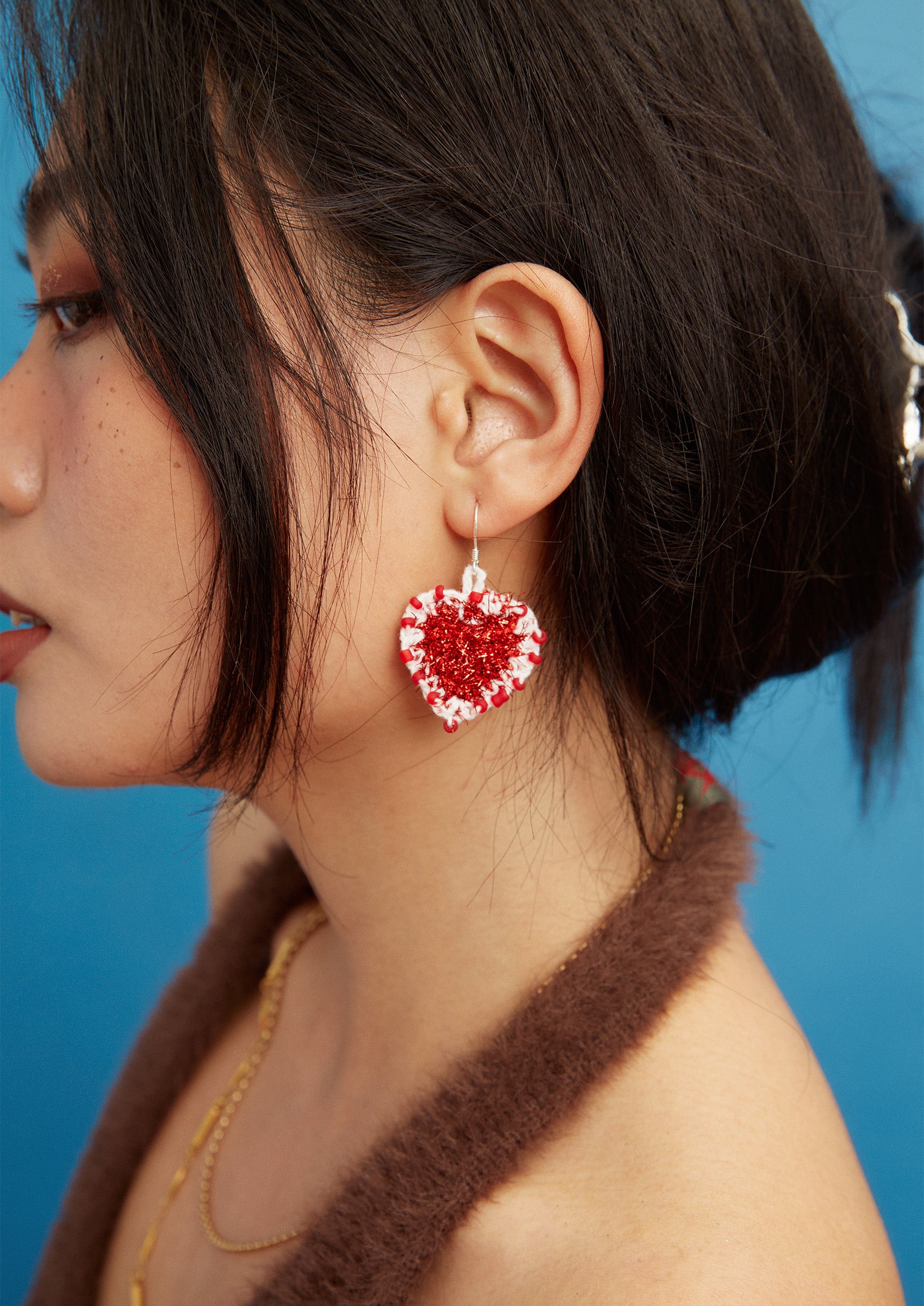 Glitter heart crochet earrings - red