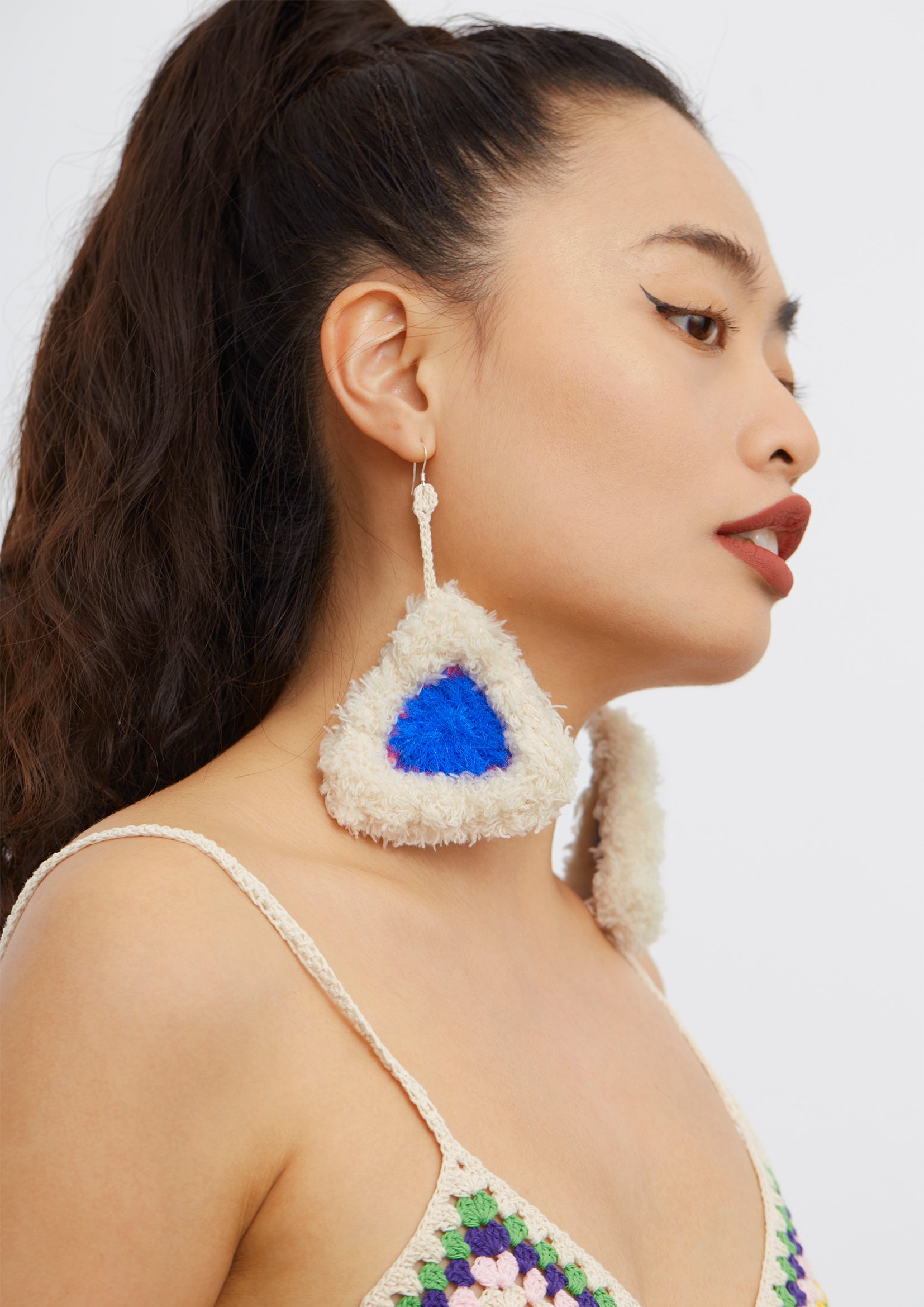 Fluffy triangle crochet earrings - white & blue