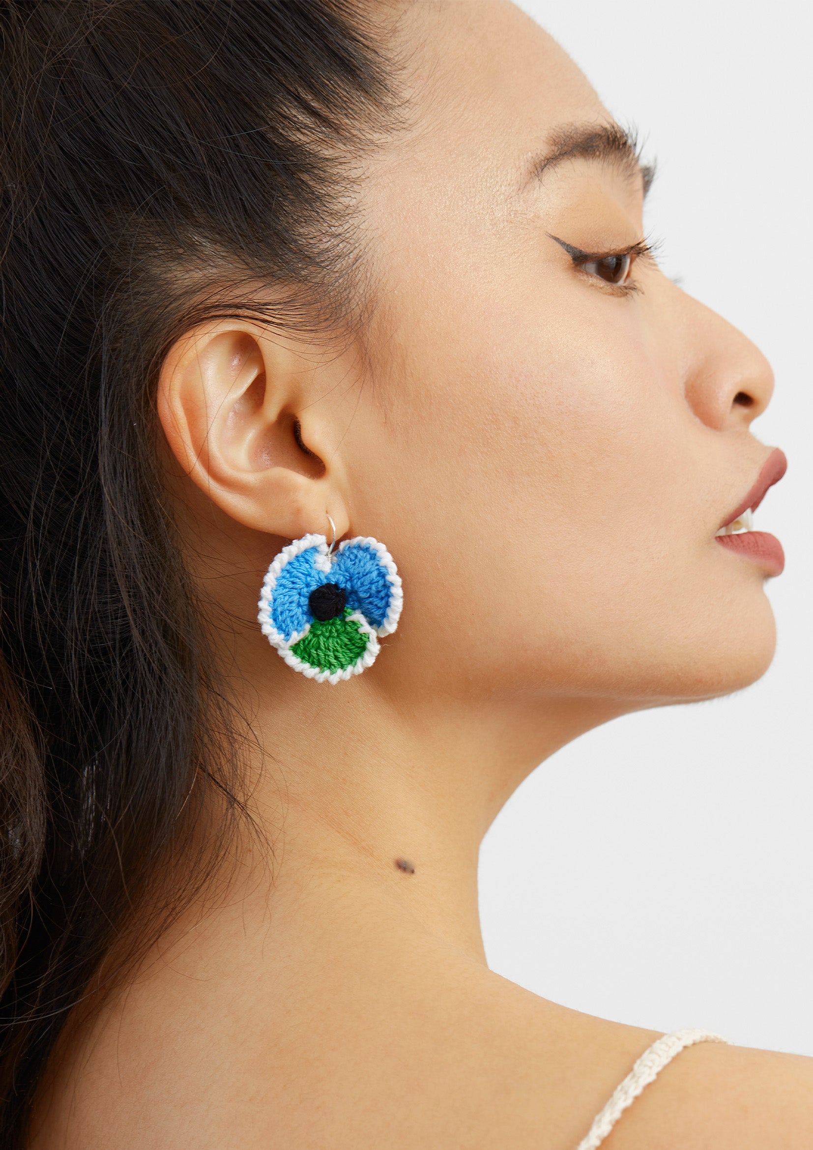 Trimerous flower crochet earrings - blue & green