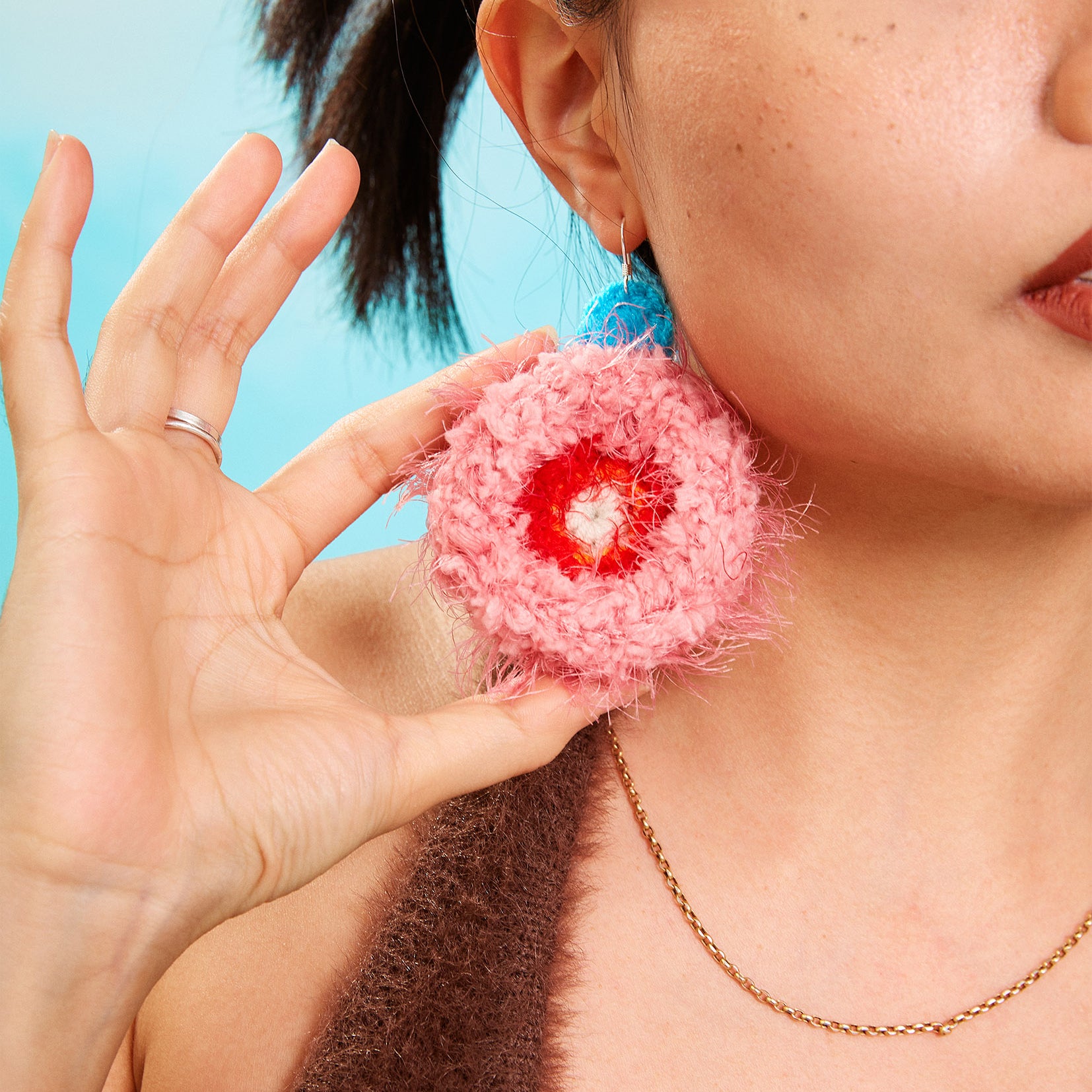 Fluffy circle crochet earrings - pink