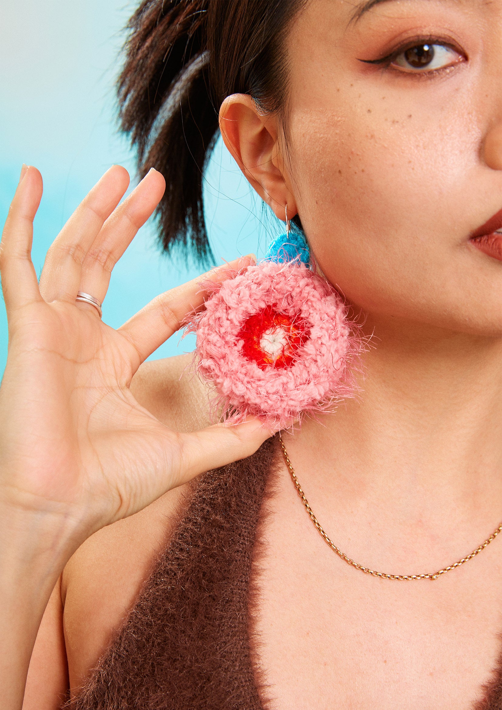 Fluffy circle crochet earrings - pink