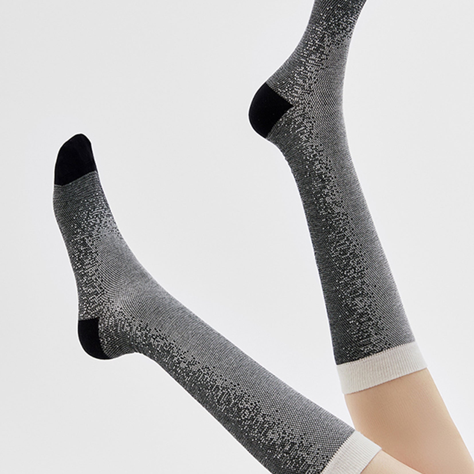 Light Particles over-the-calf sock - black & white