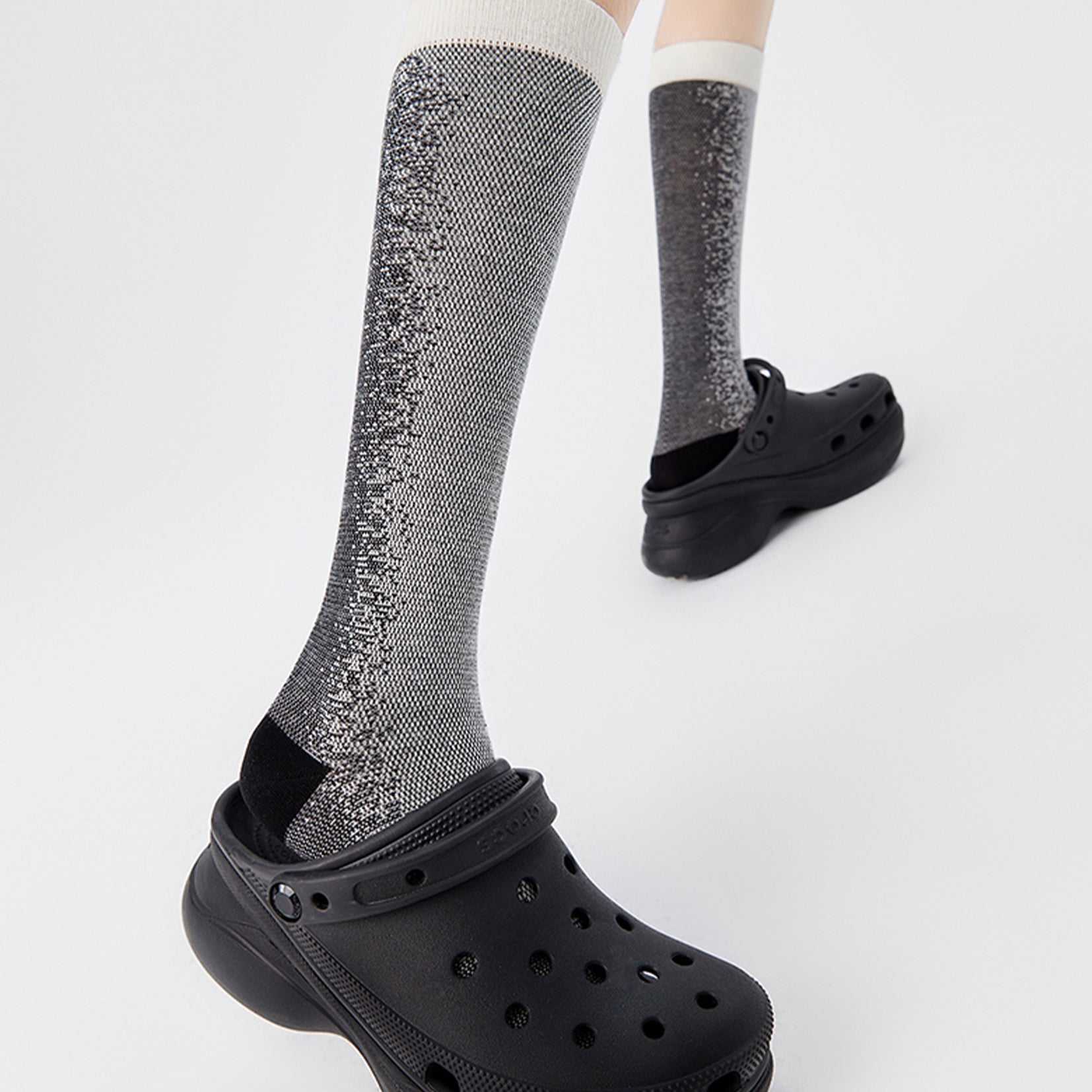 Light Particles over-the-calf sock - black & white