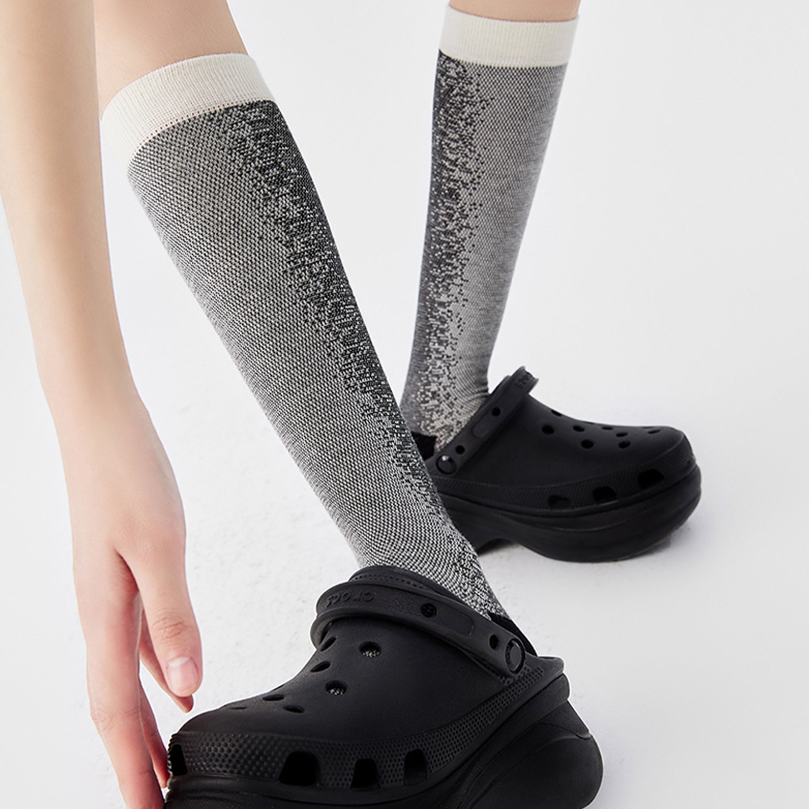 Light Particles over-the-calf sock - black & white