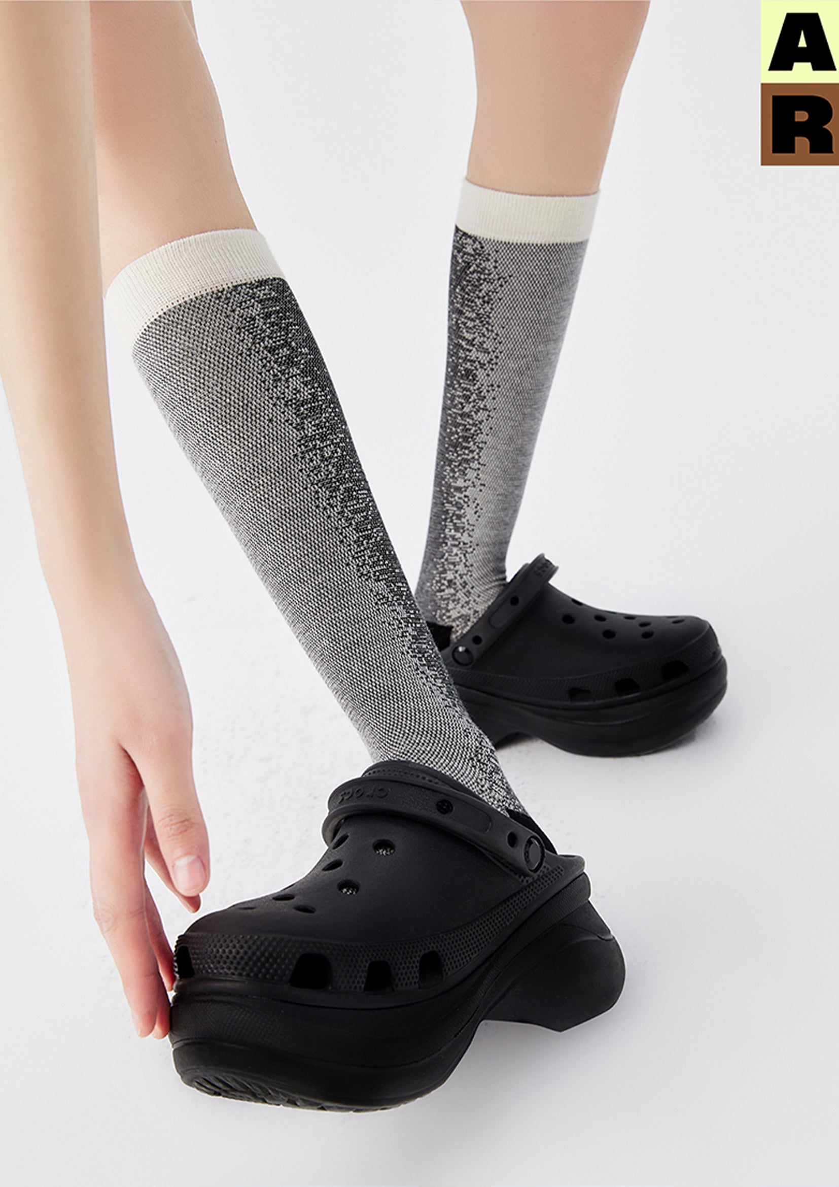 Light Particles over-the-calf sock - black & white