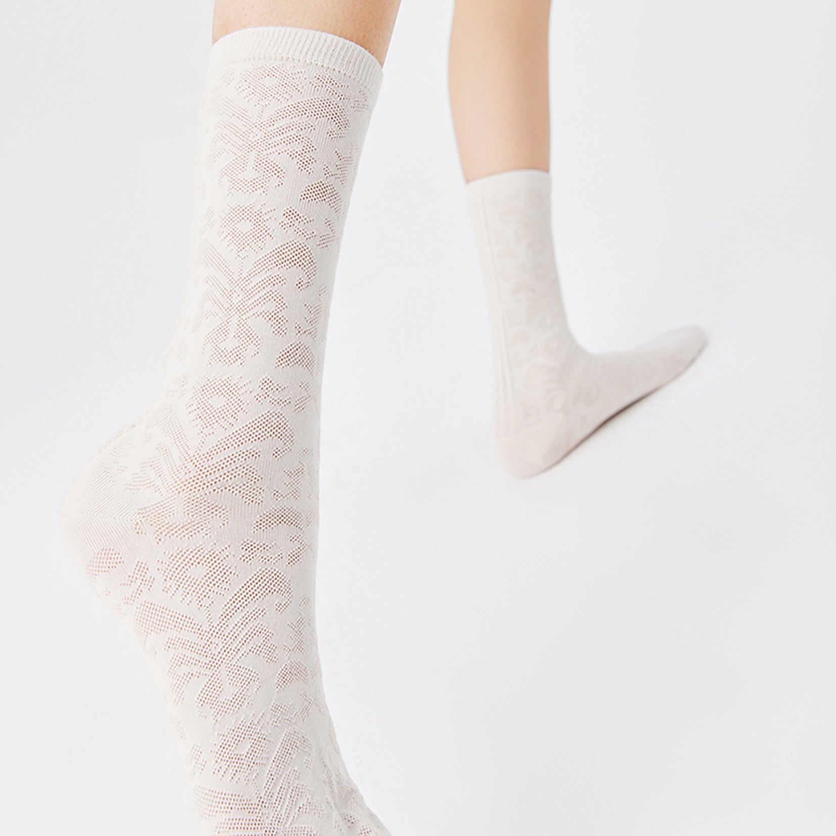 Tendril jacquard mid-calf sock - white