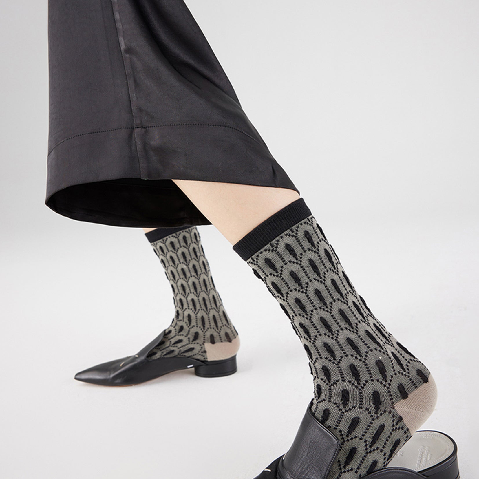 Peacock jacquard mid-calf sock - black