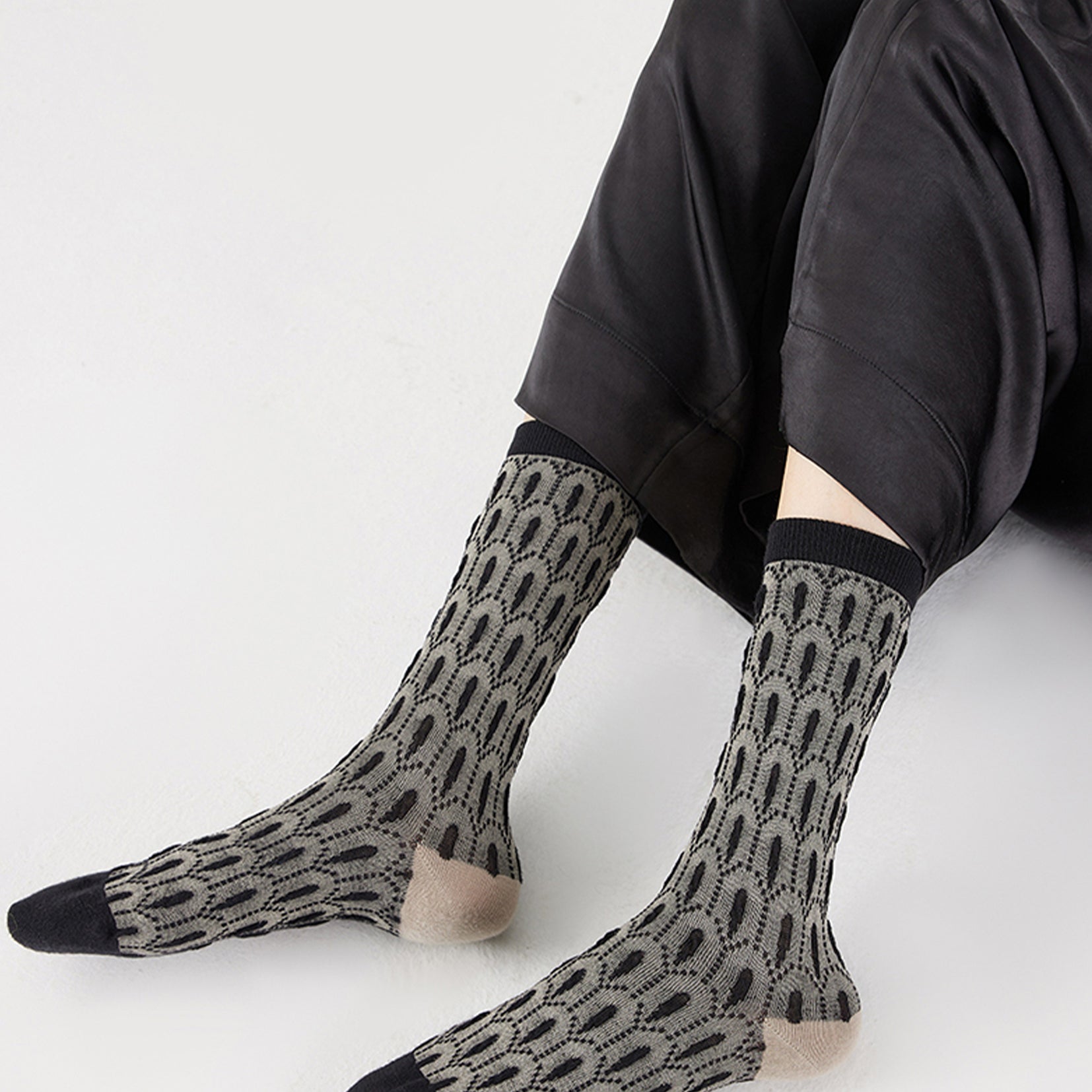 Peacock jacquard mid-calf sock - black