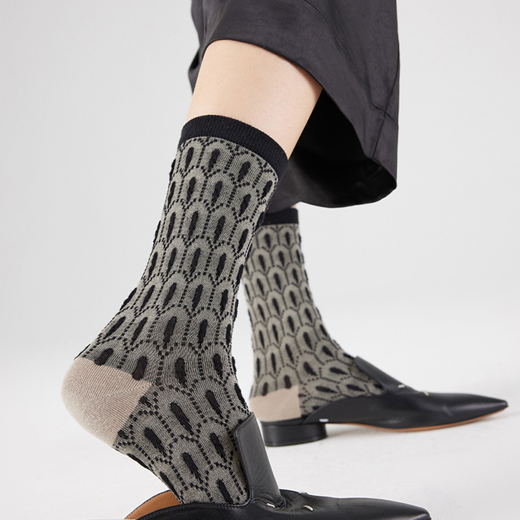 Peacock jacquard mid-calf sock - black