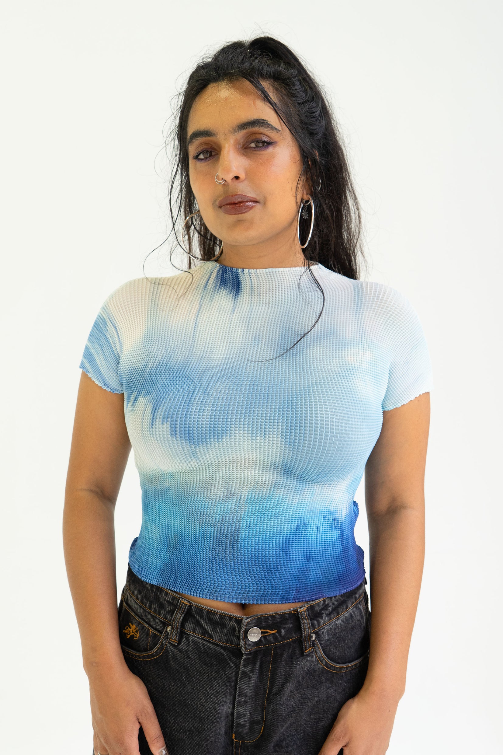 'Rain' crinkle stretch crop tee - sky blue