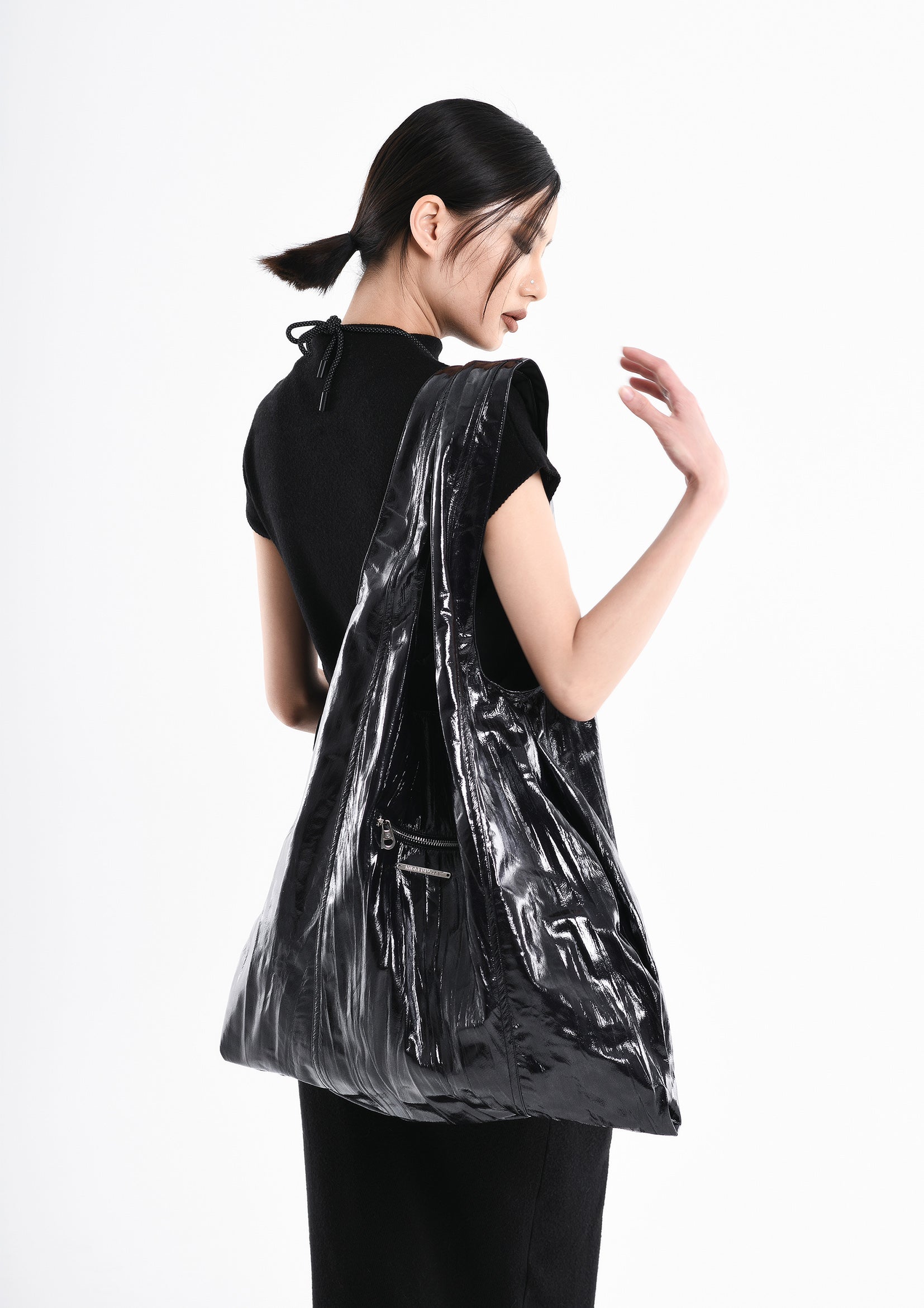 Unisex crinkle patent vegan leather tote bag - black – Future Fusion Online