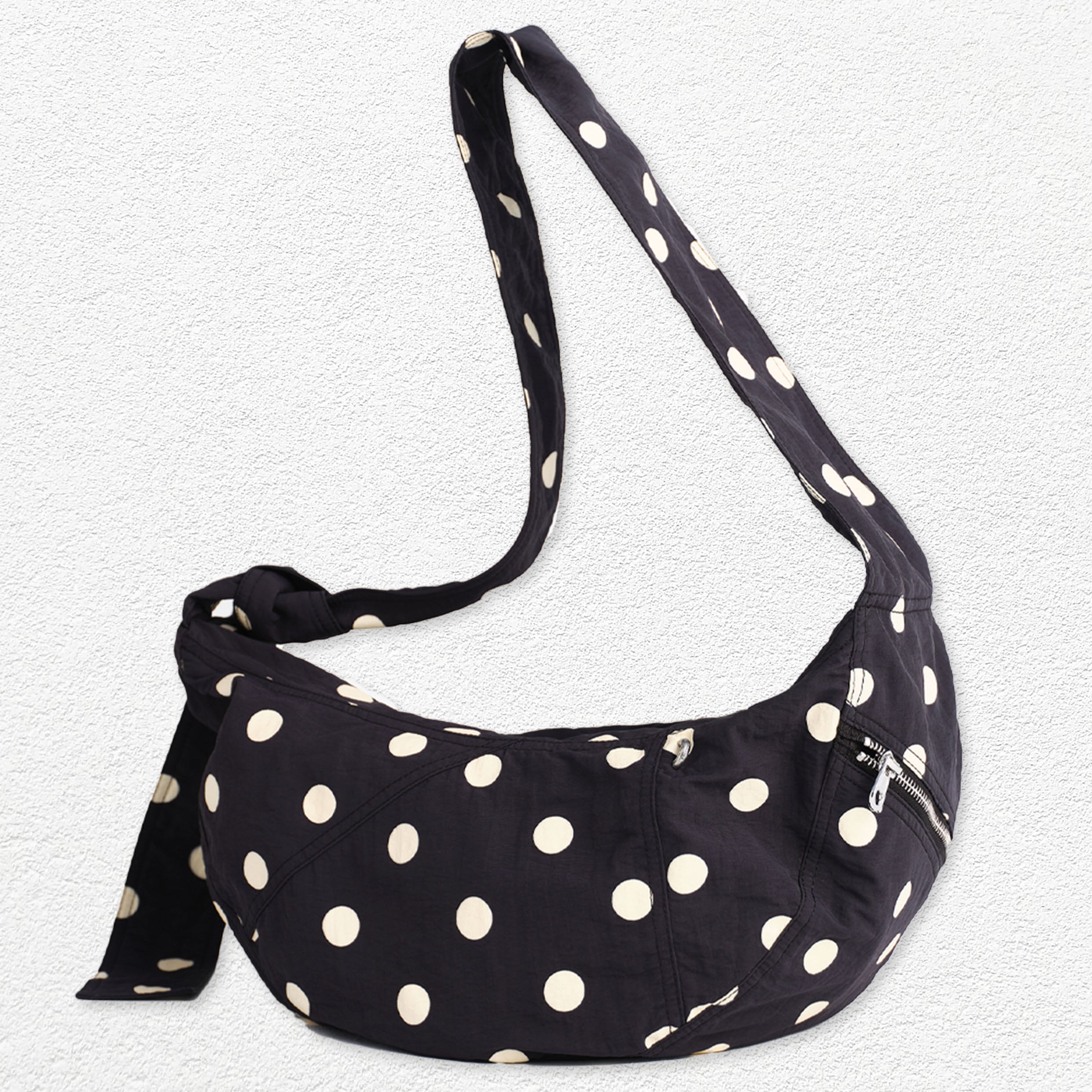 Polka dots medium dumpling bag - black