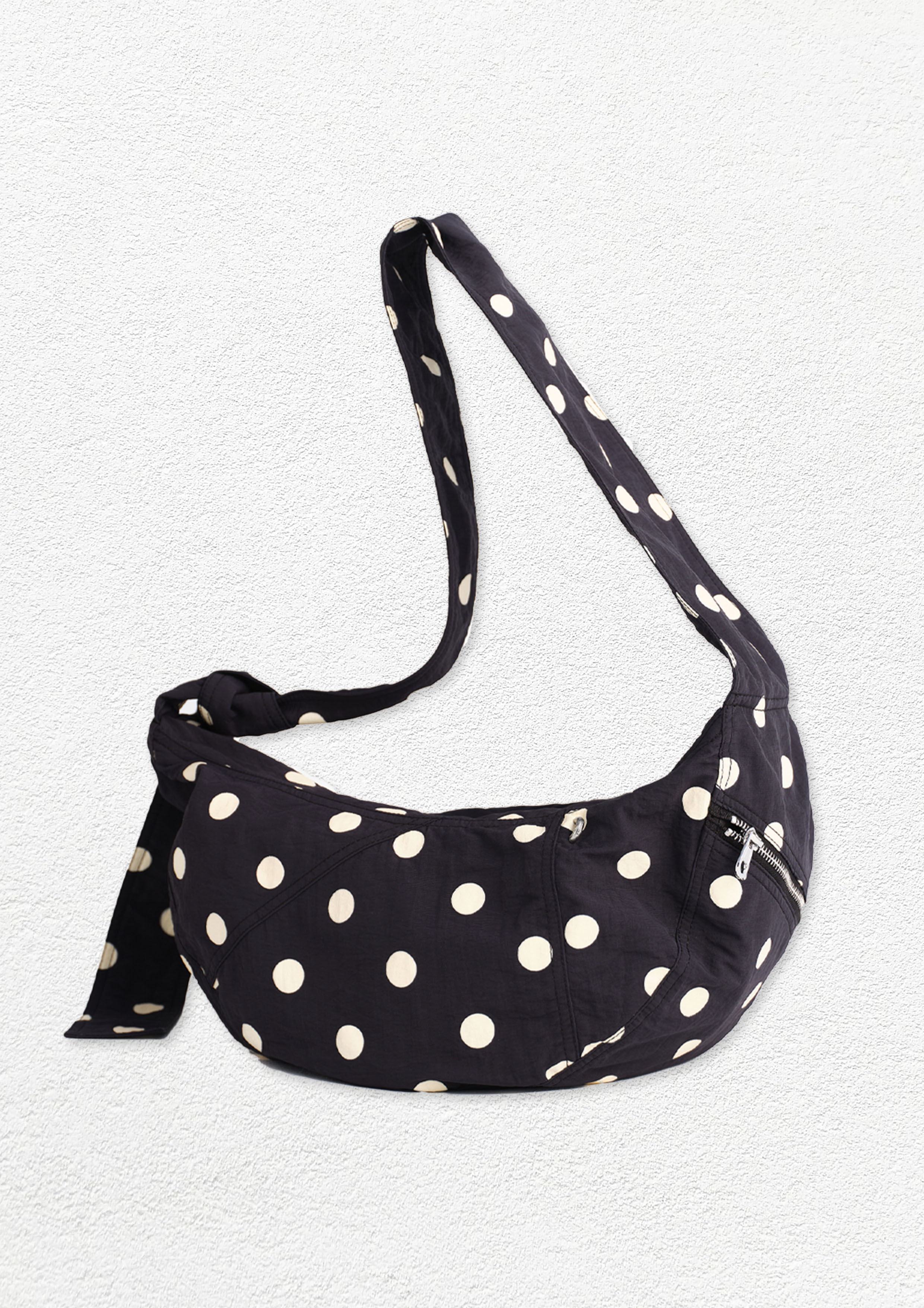 Polka dots medium dumpling bag - black