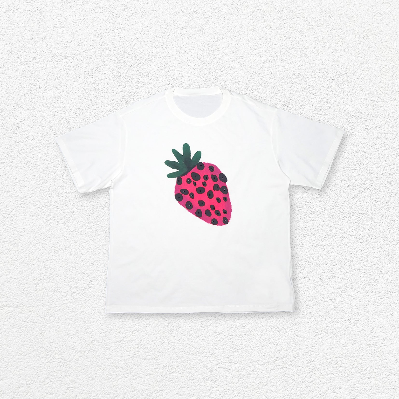 Strawberry unisex oversized tee - white