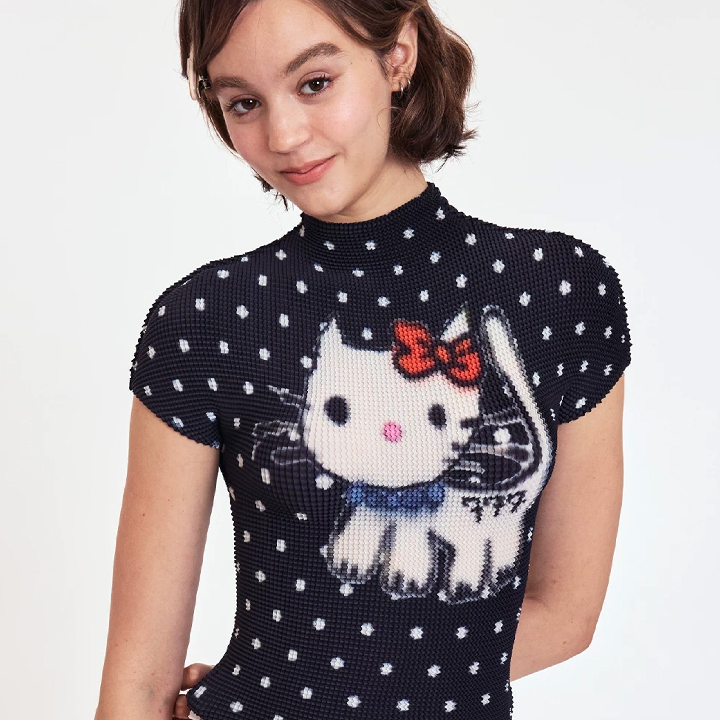 Kitty polka dots crinkle stretch crop tee - black