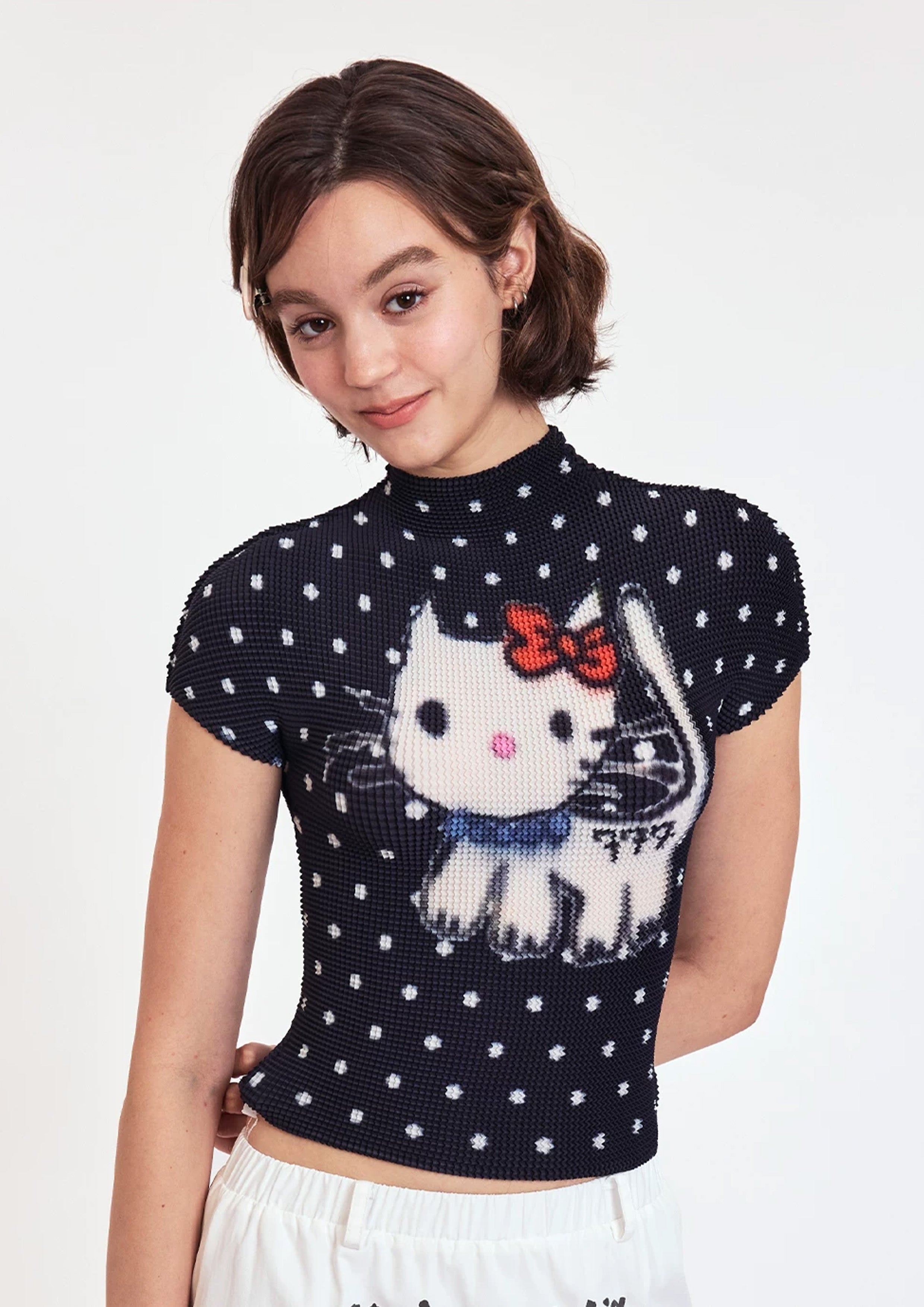 Kitty polka dots crinkle stretch crop tee - black