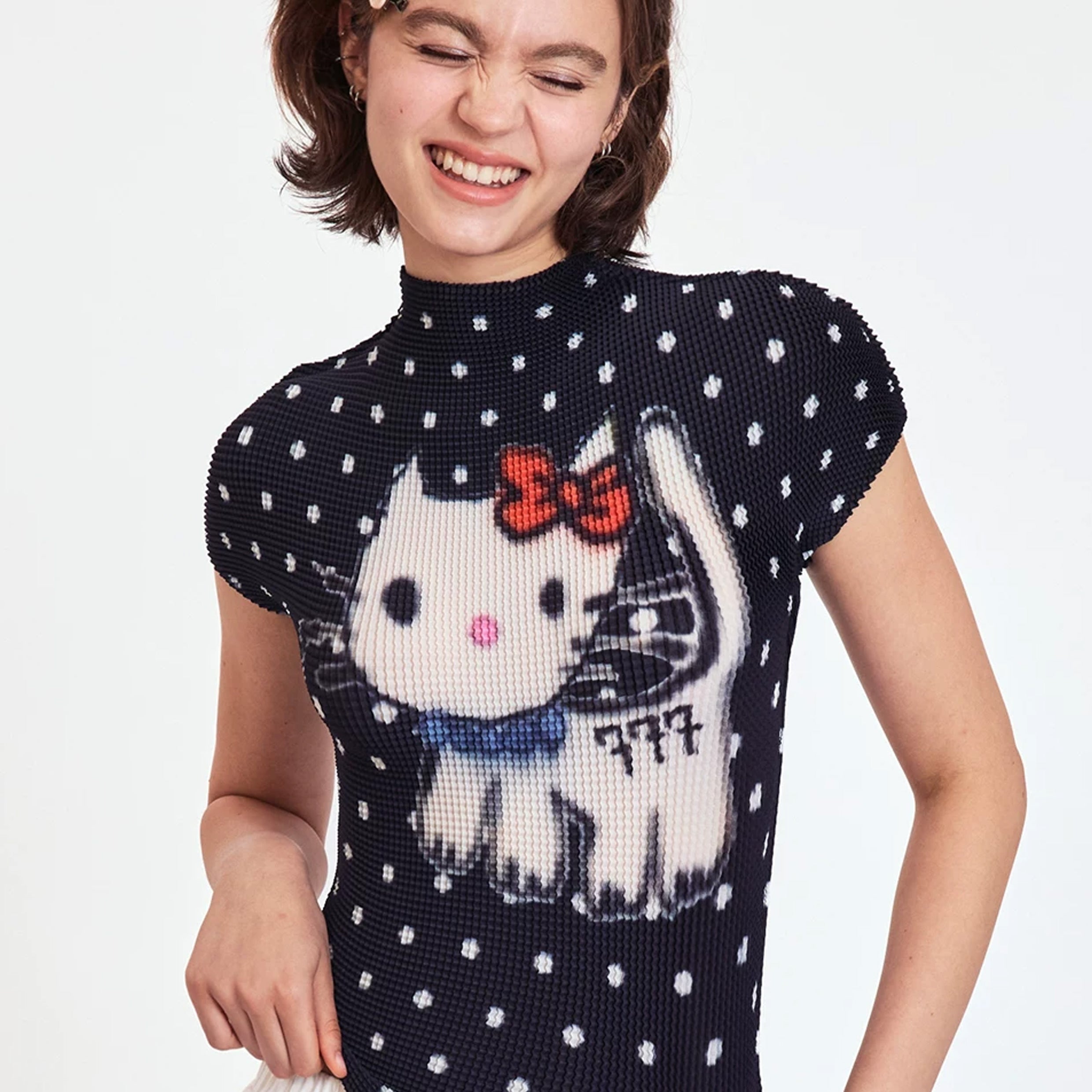 Kitty polka dots crinkle stretch crop tee - black