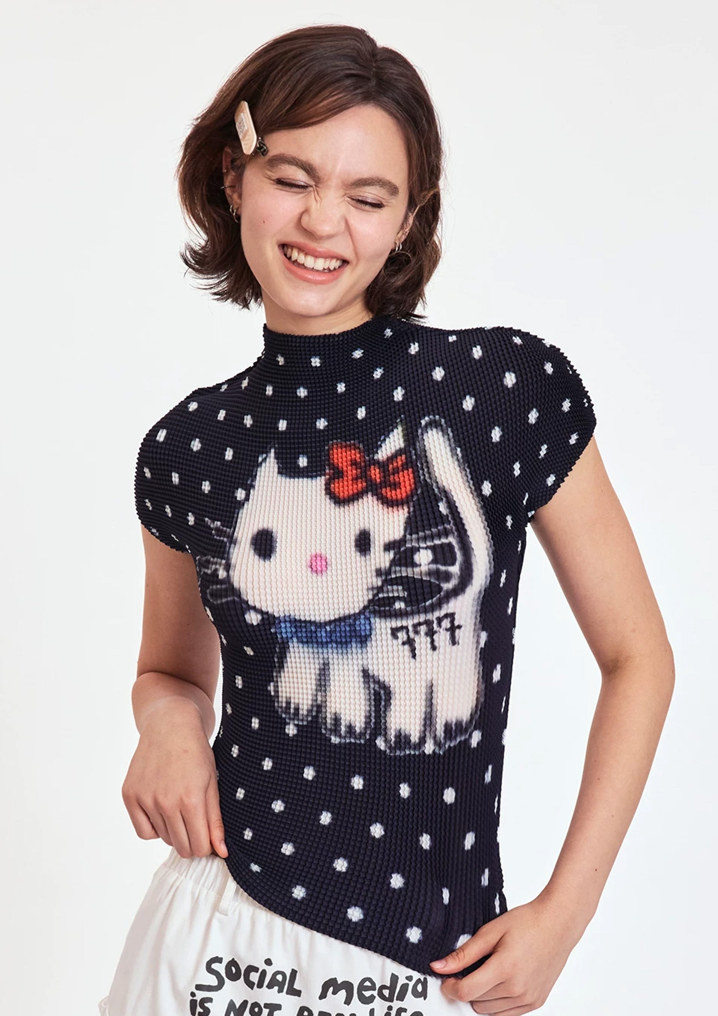 Kitty polka dots crinkle stretch crop tee - black