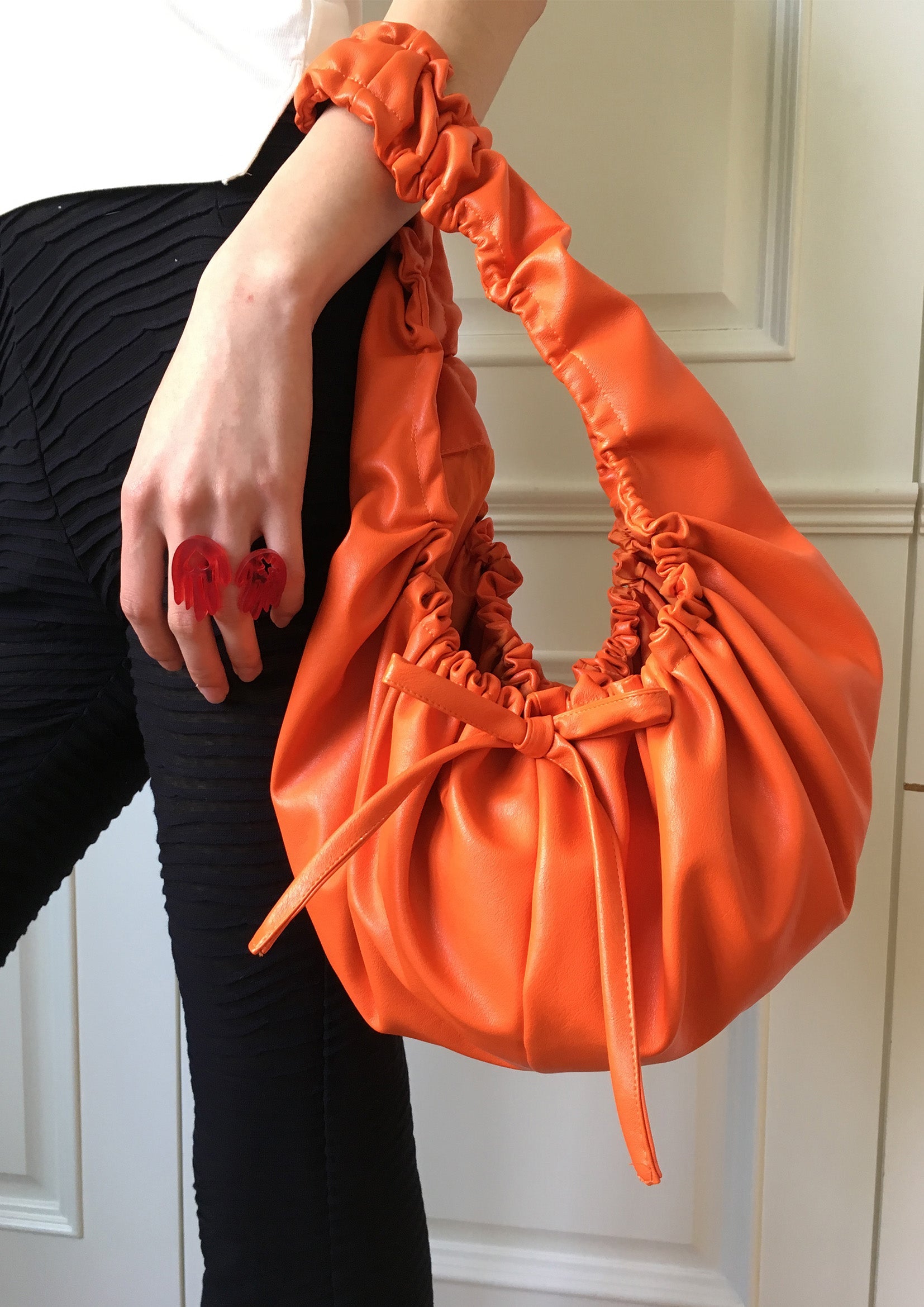 Circular shoulder bag pleated vegan leather - orange