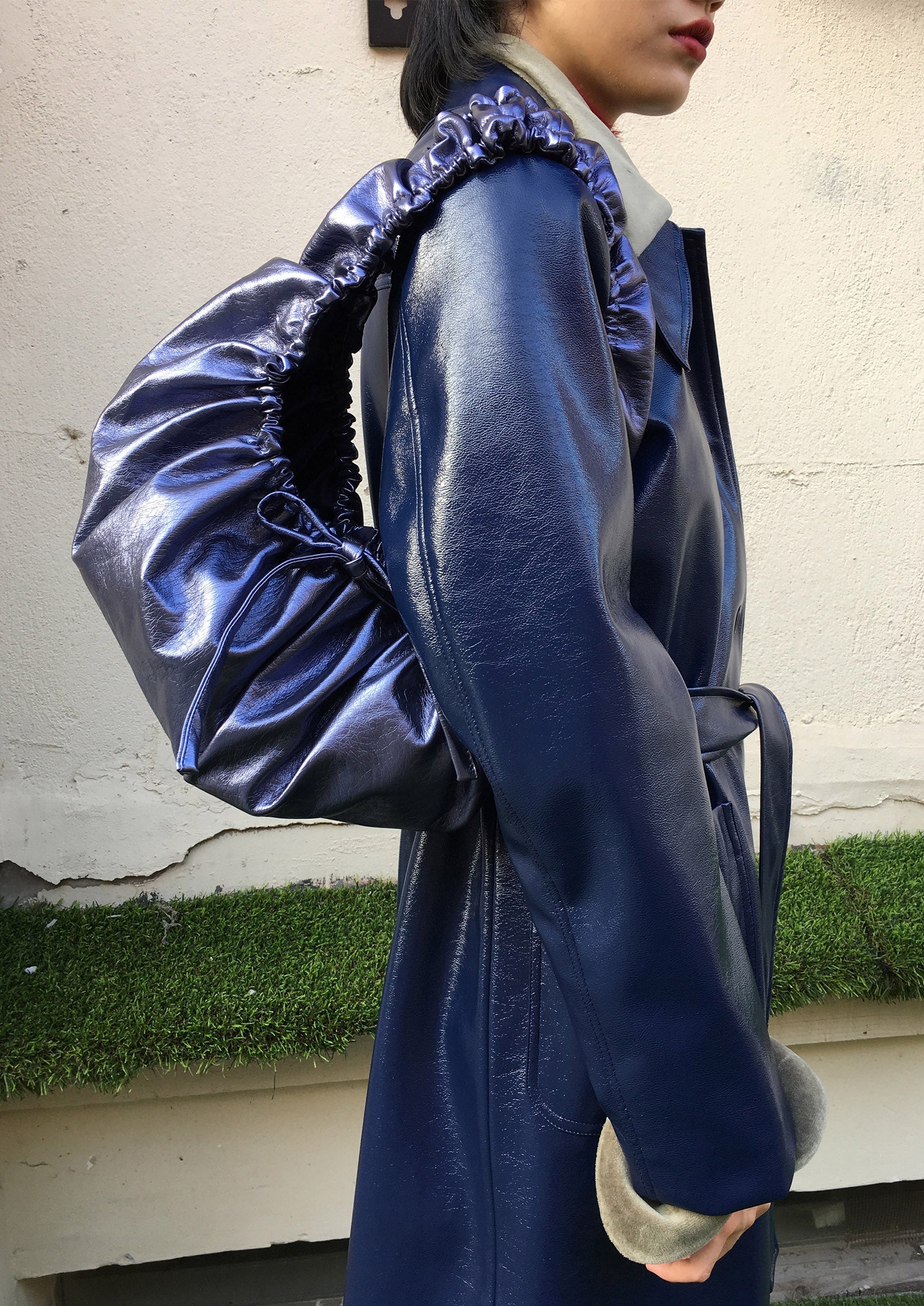 Circular shoulder bag pleated vegan leather - metallic blue
