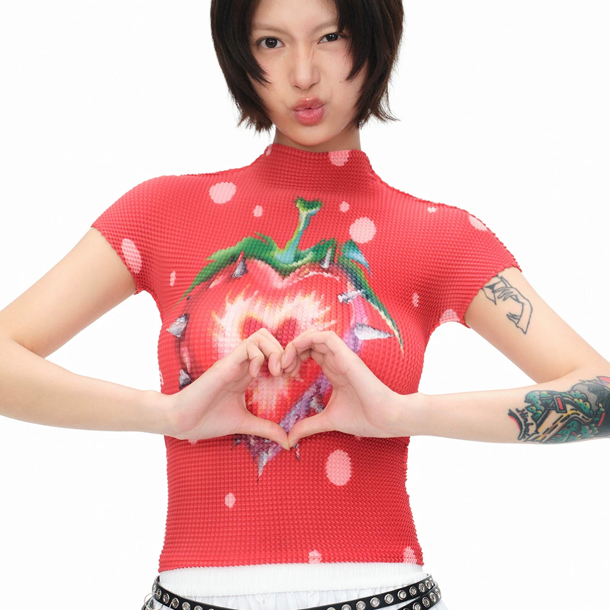 Strawberry heart crinkle stretch crop tee - red