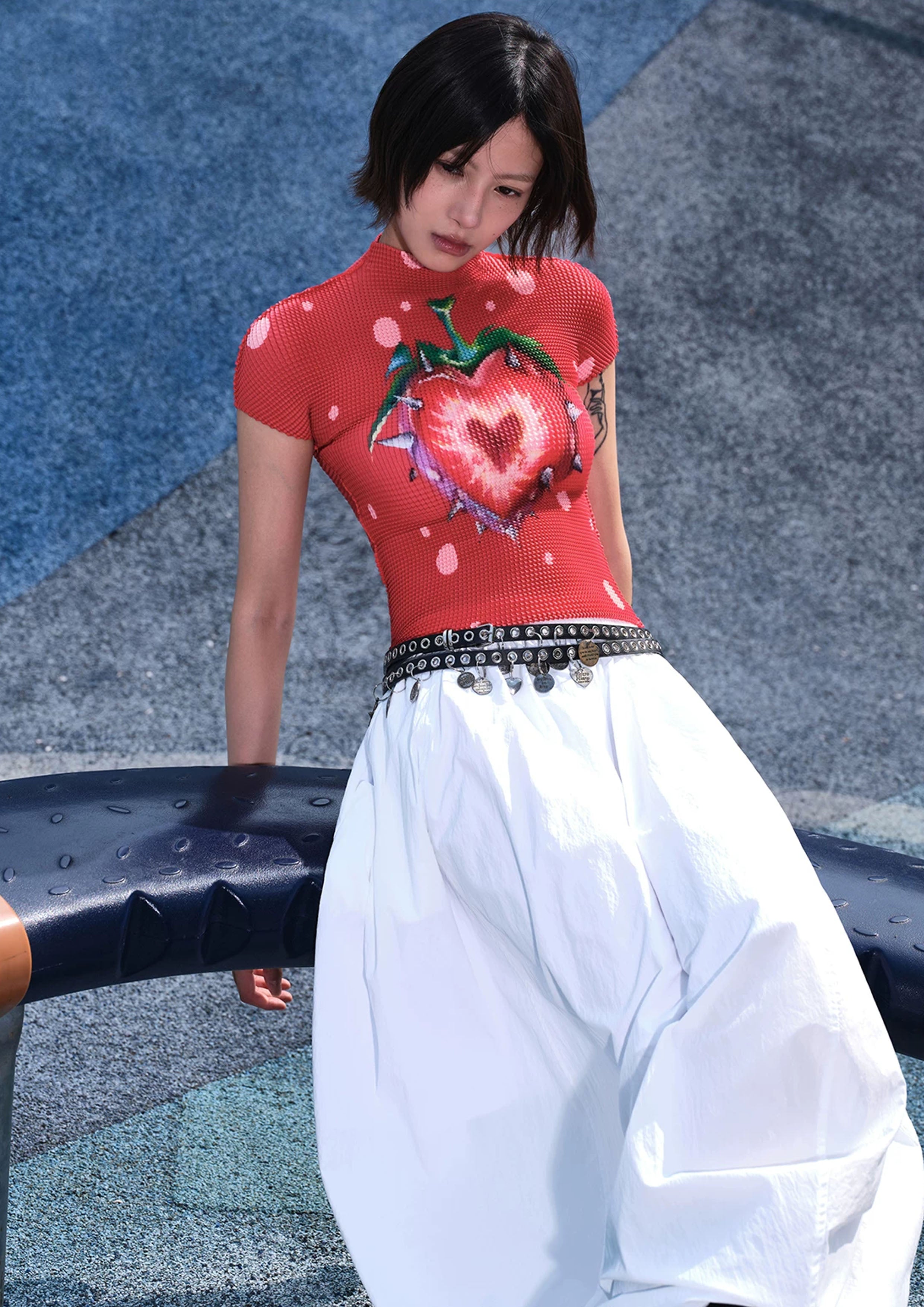 Strawberry heart crinkle stretch crop tee - red