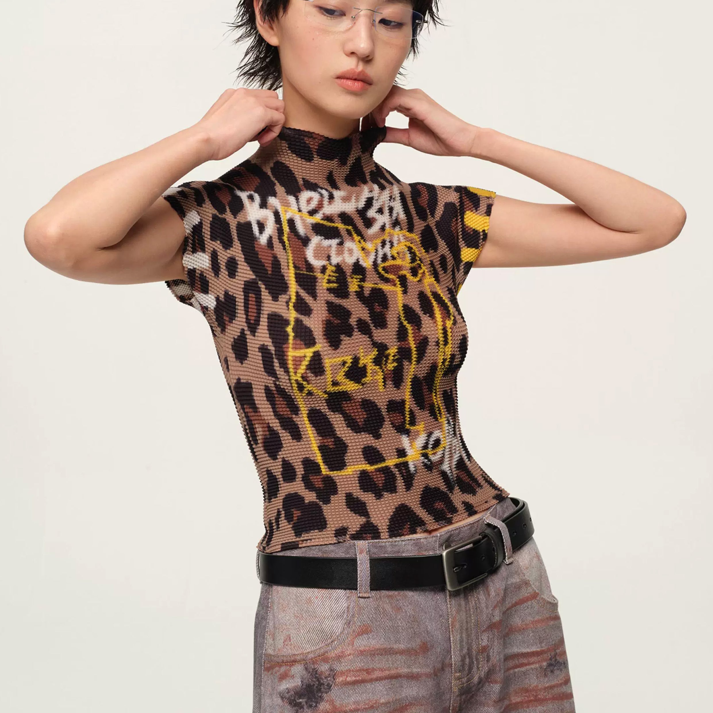 Graffiti crinkle stretch crop tee - leopard