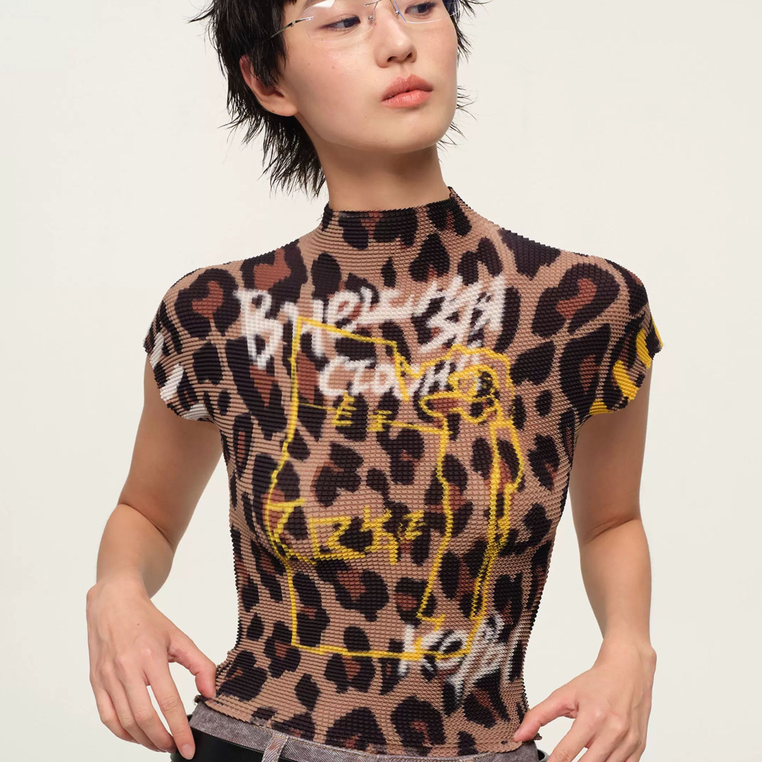 Graffiti crinkle stretch crop tee - leopard