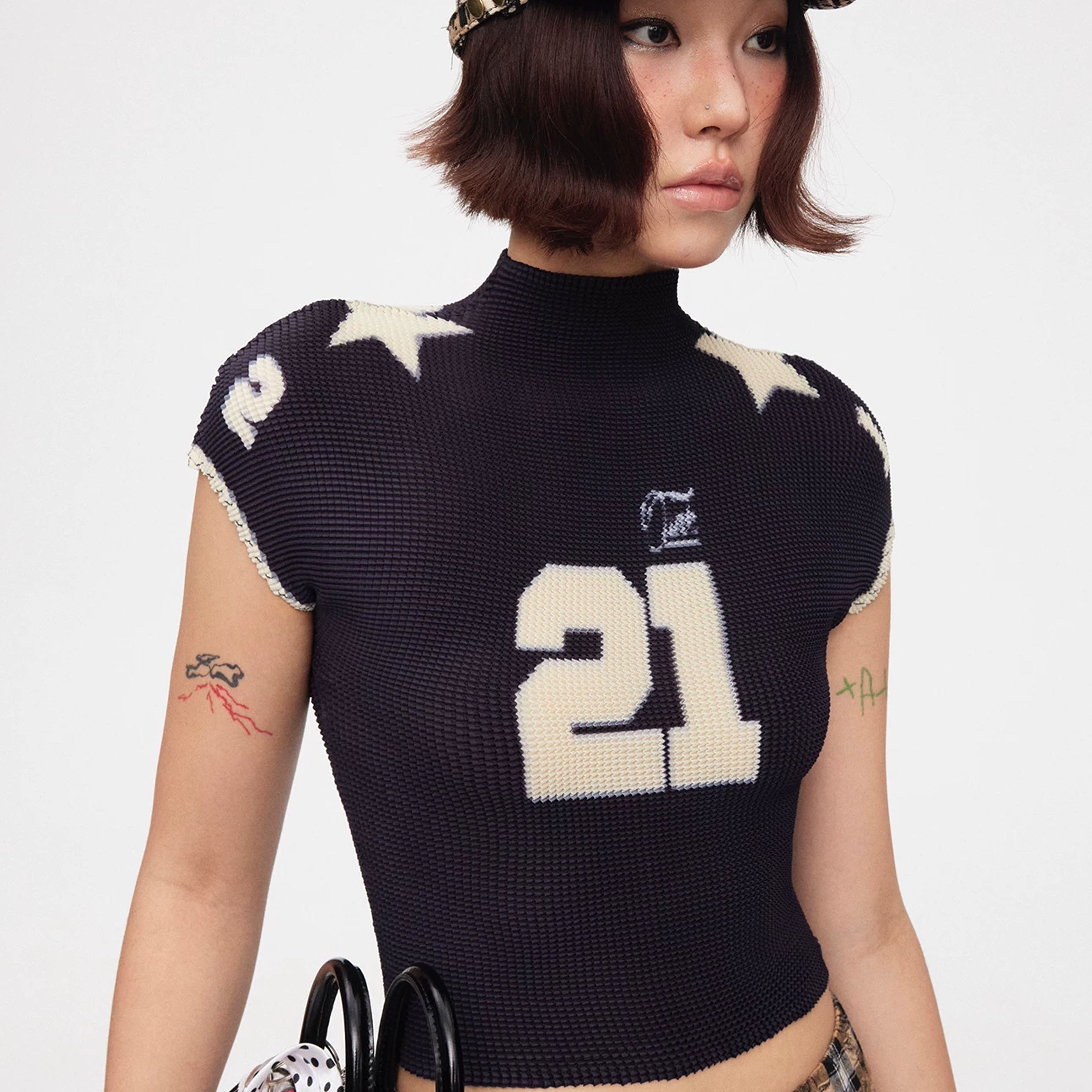 Stars crinkle stretch crop tee - black