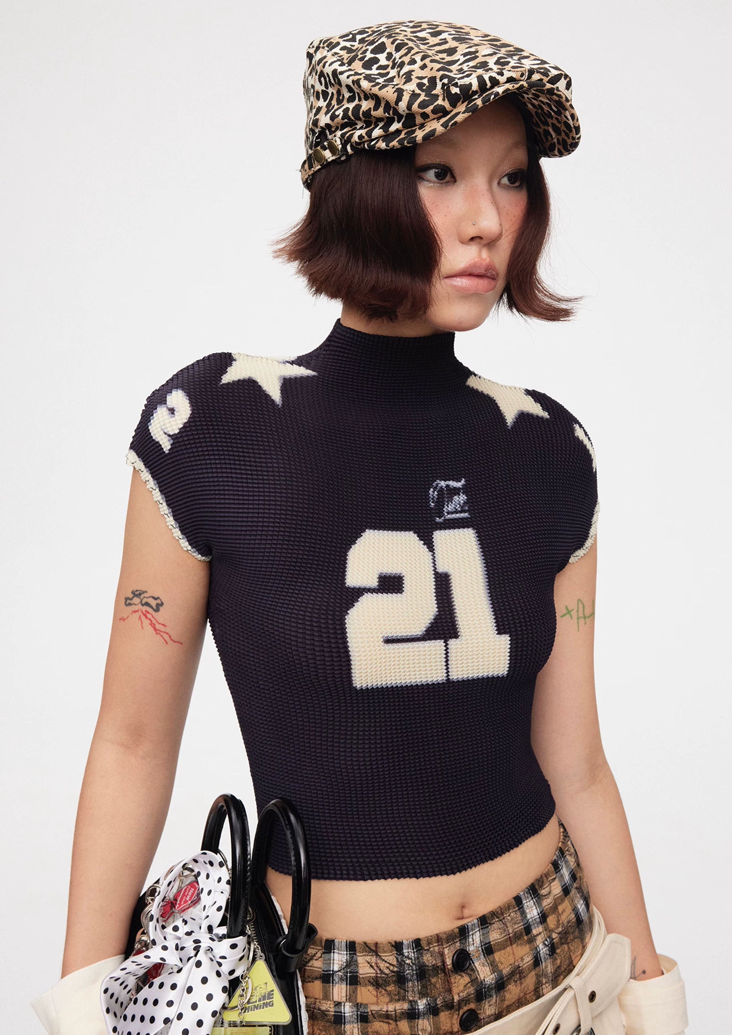 Stars crinkle stretch crop tee - black