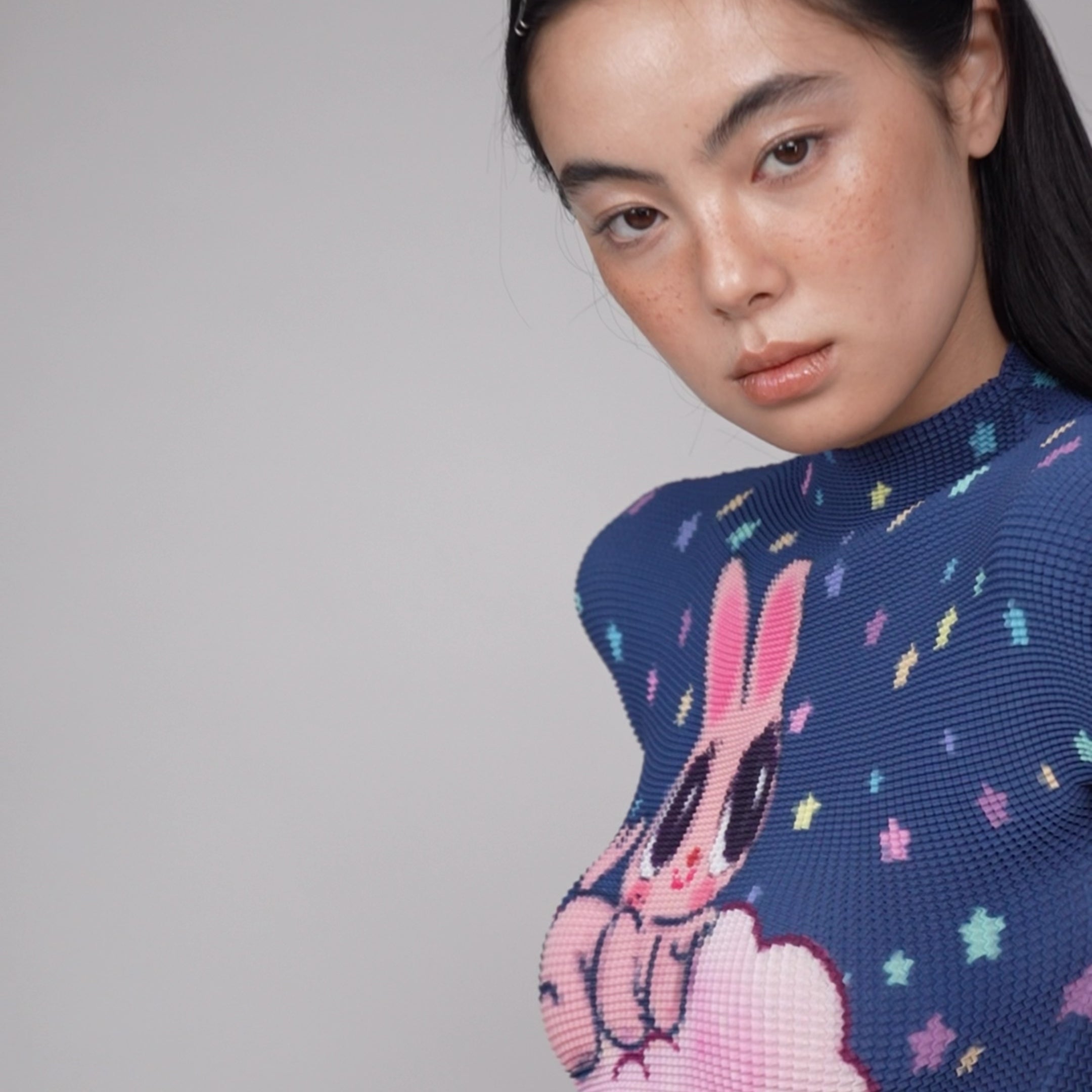 Pink bunny crinkle stretch crop tee - navy