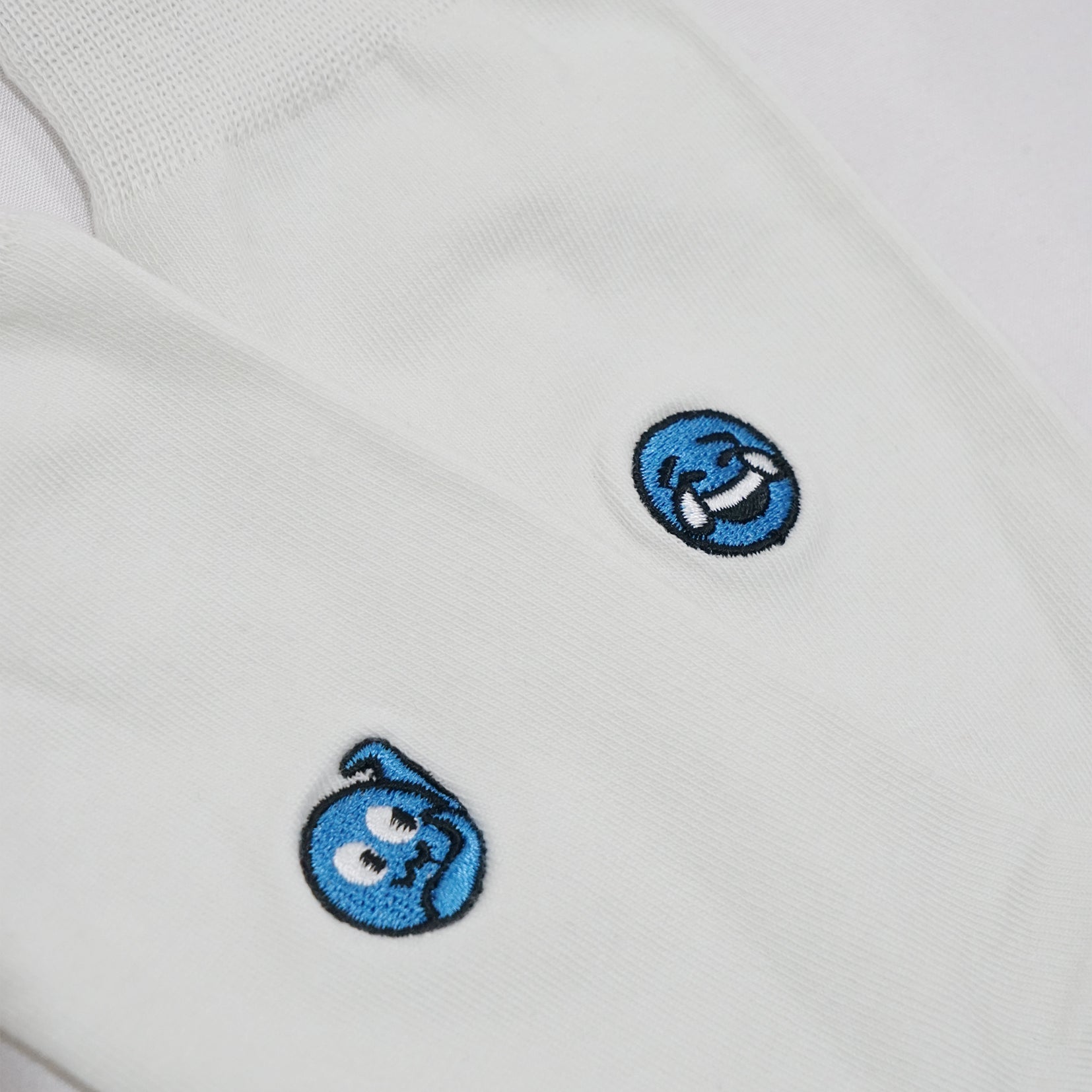 Blue emoji mid-calf sock in white