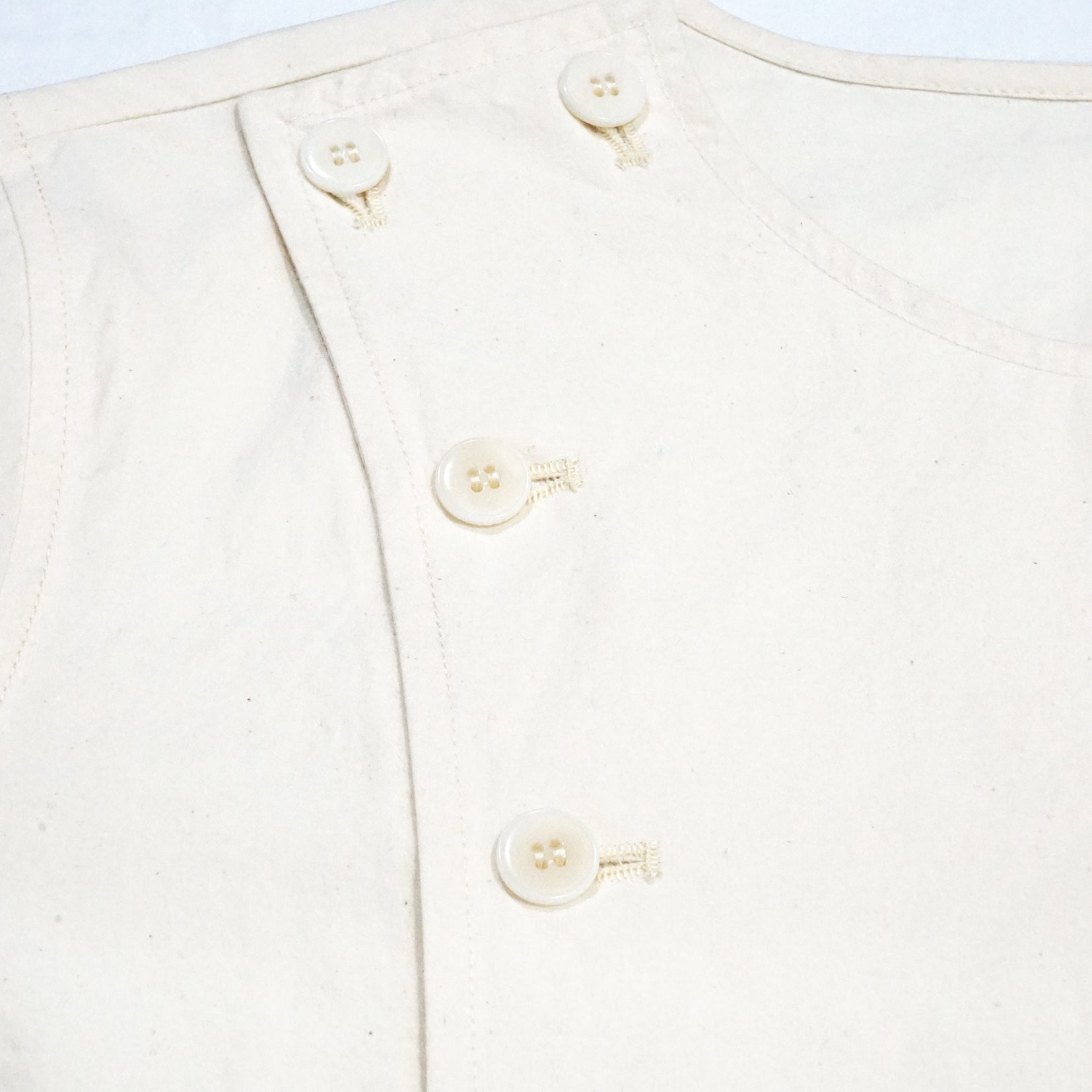 Basic pocket shirt side fly in cream white